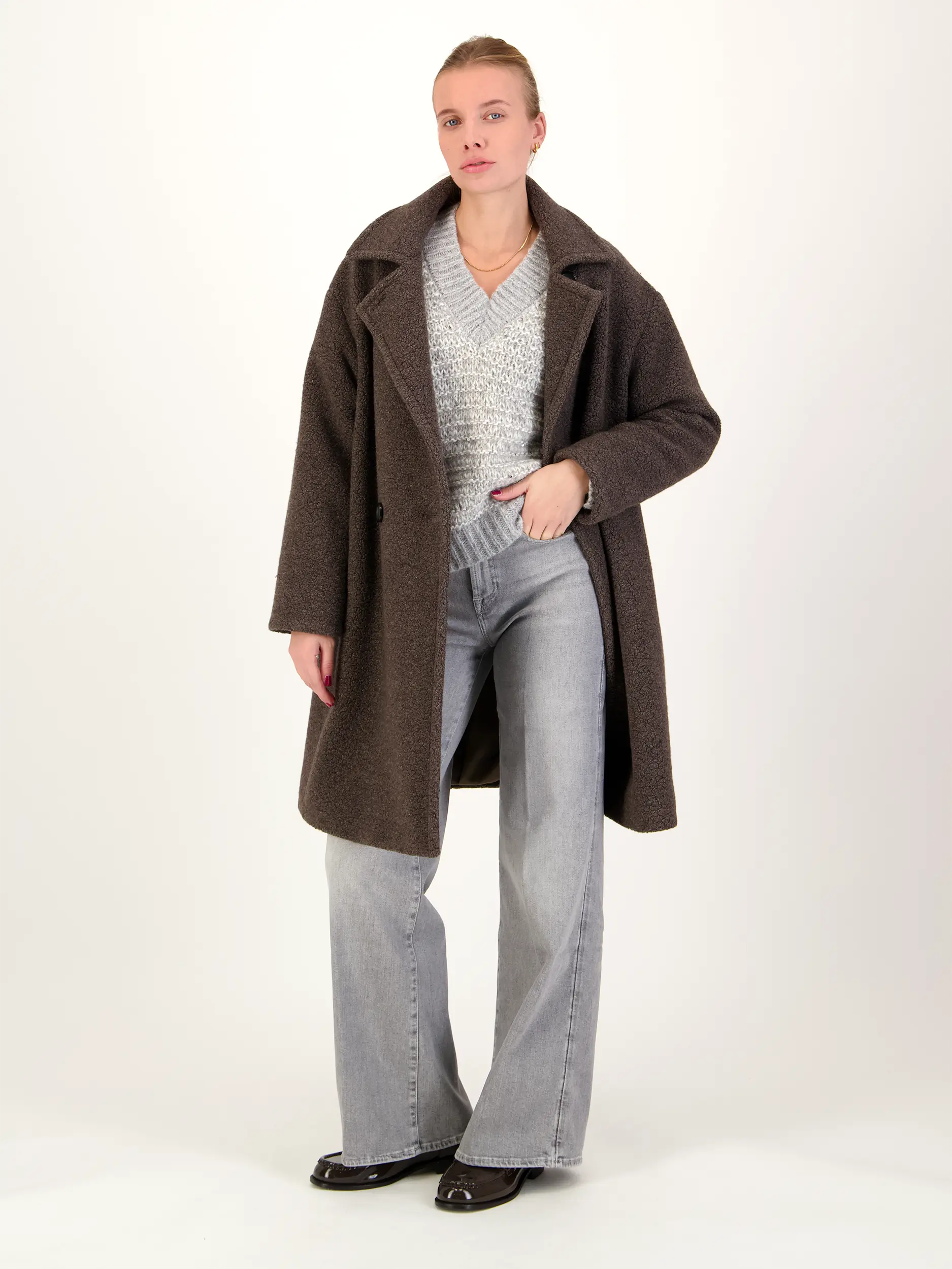 Pullover aus Alpaka langarm - Artikel Teil eines Outfits getragen von einem Modell - Farbe: Grau