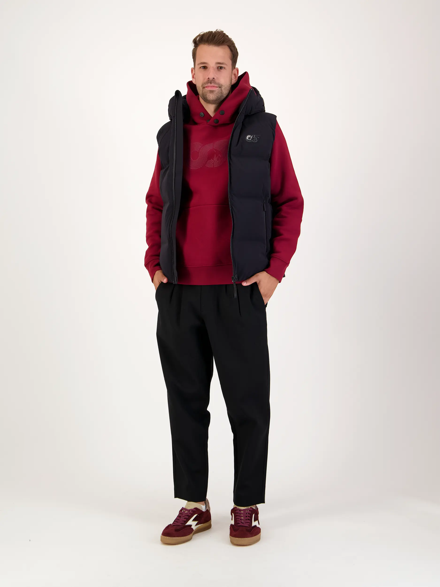 Sweatshirt 'Shero' - Artikel Teil eines Outfits getragen von einem Modell - Farbe: Rot