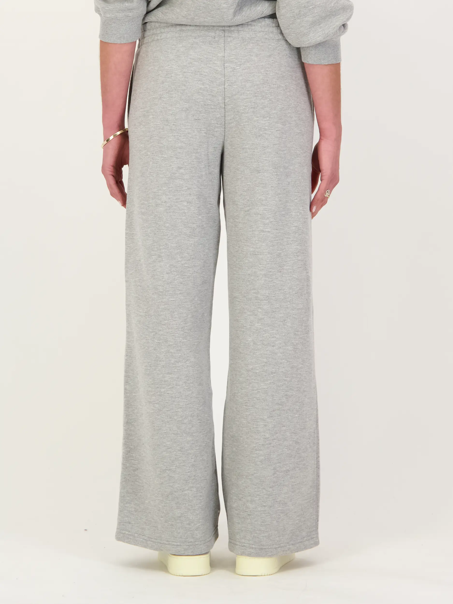 Sweathose 'Kacey' - Artikel Rückseite getragen von einem Modell - Farbe: Grau