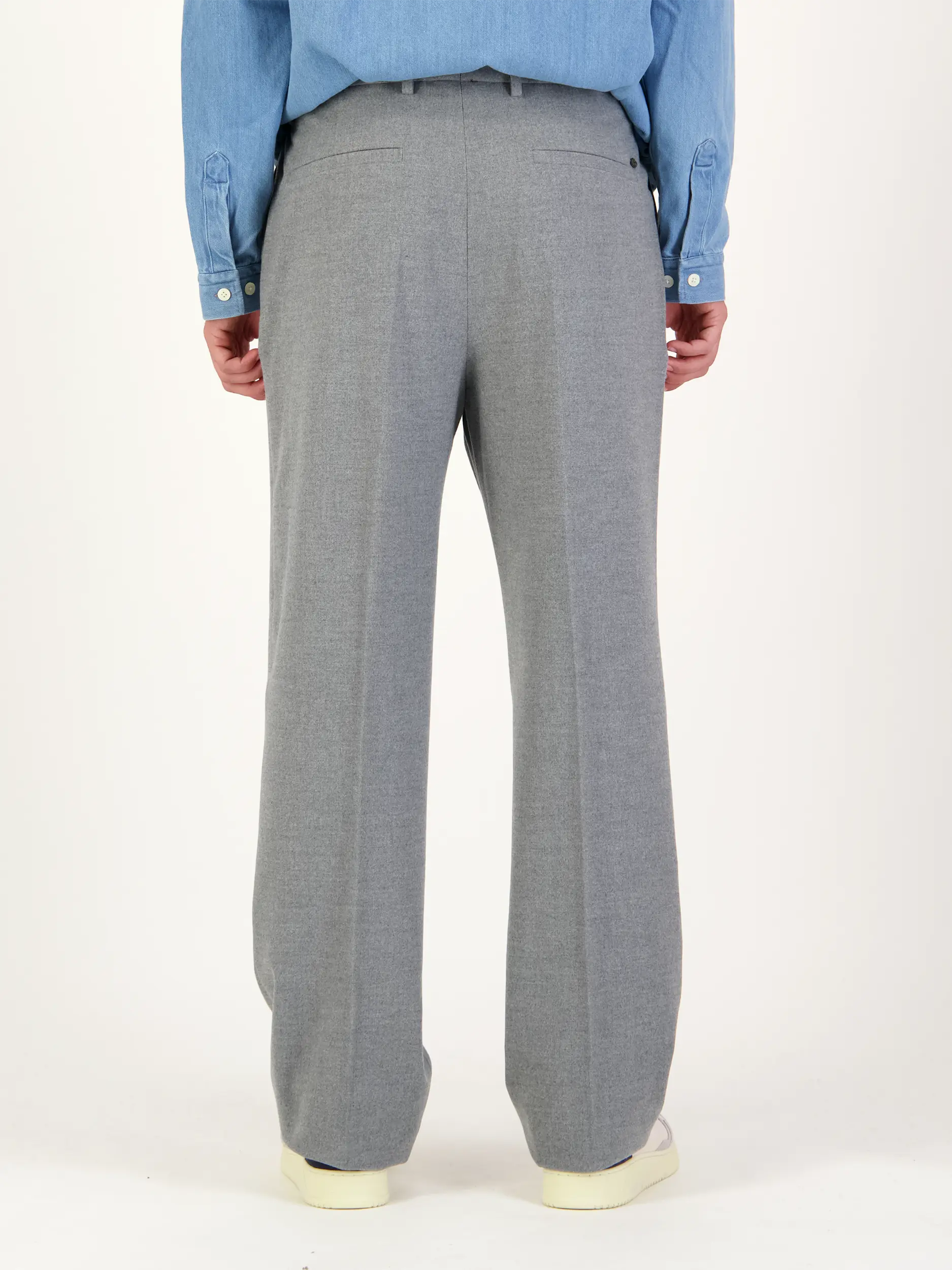 Hose 'Francesco' - Artikel Rückseite getragen von einem Modell - Farbe: Grau