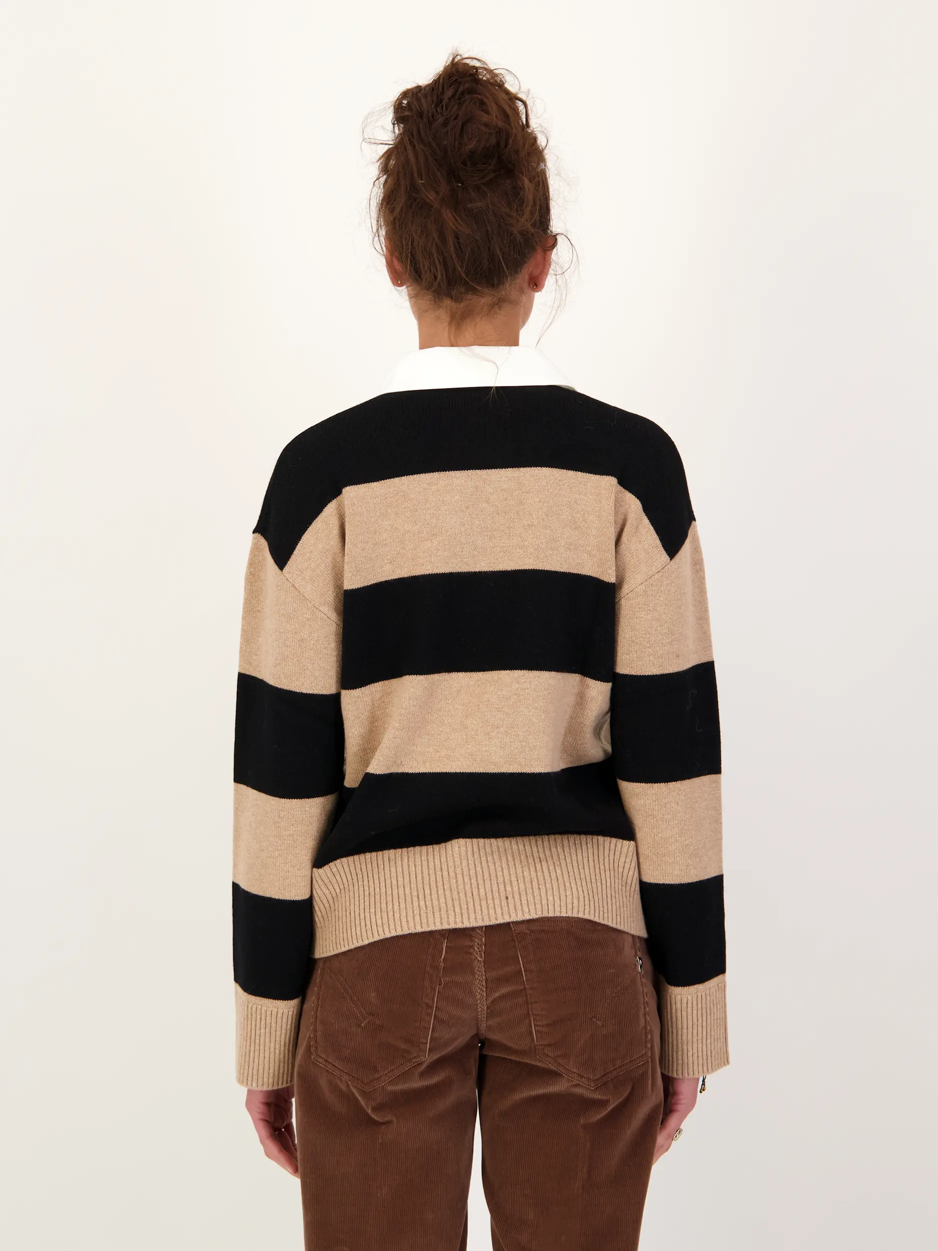 Gestreifter Pullover 'Paxton' aus Woll-Mix - Artikel Rückseite getragen von einem Modell - Farbe: Schwarz