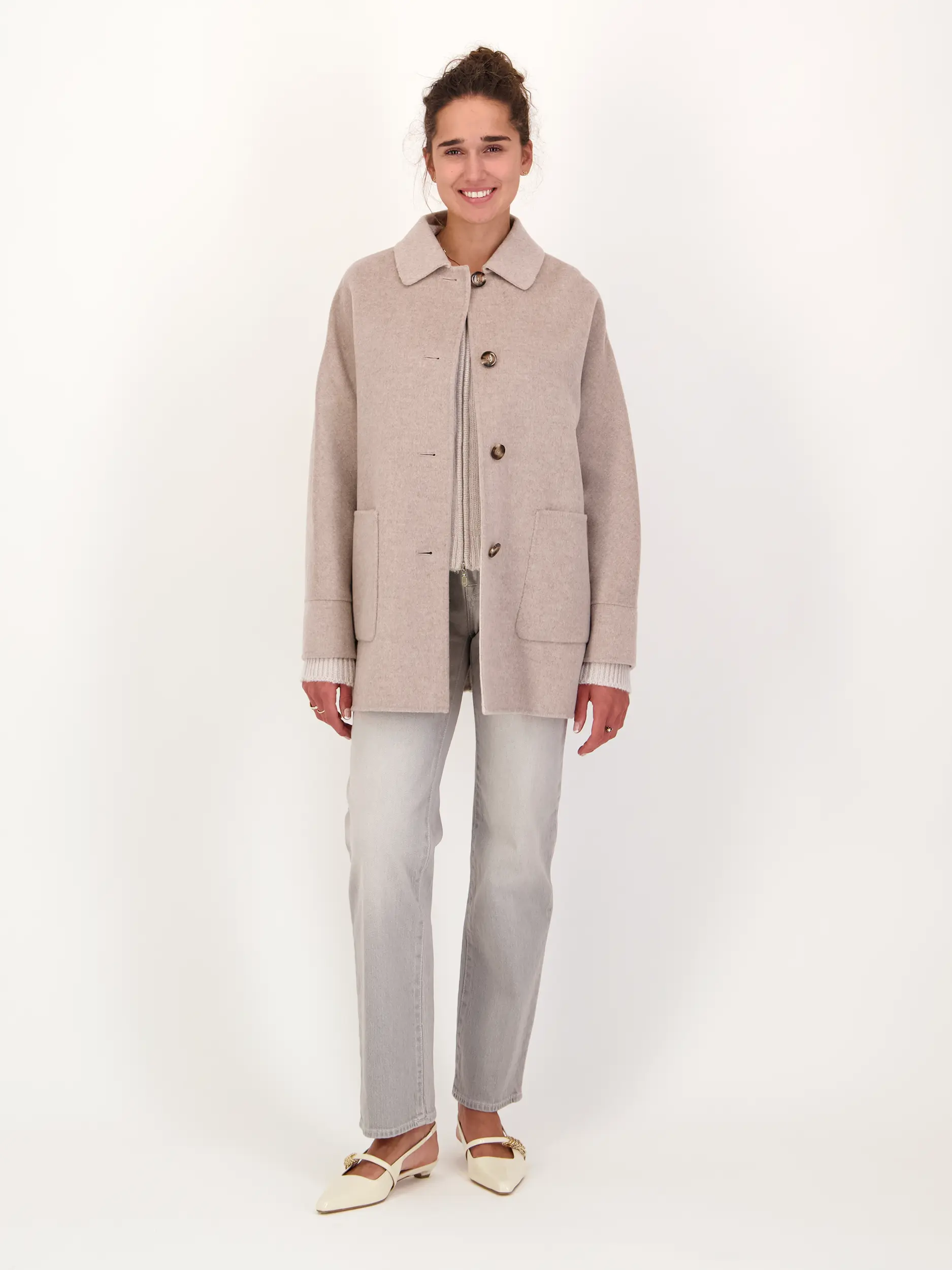 Kurzmantel 'Madita' aus Wolle - Artikel Teil eines Outfits getragen von einem Modell - Farbe: Beige