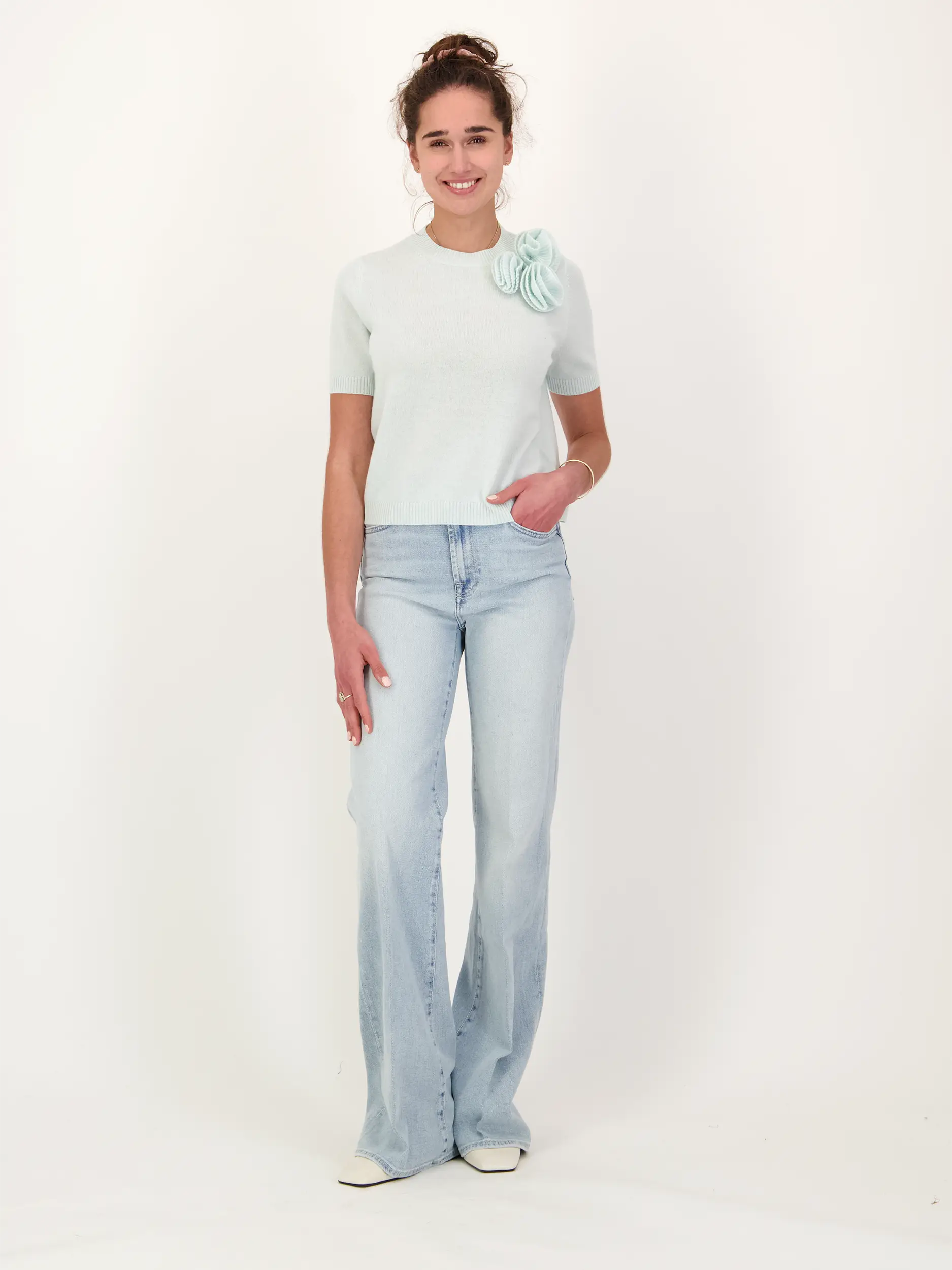 Mid Rise Flared Leg Jeans 'Modern Dojo Frozen' - Artikel Teil eines Outfits getragen von einem Modell - Farbe: Blau