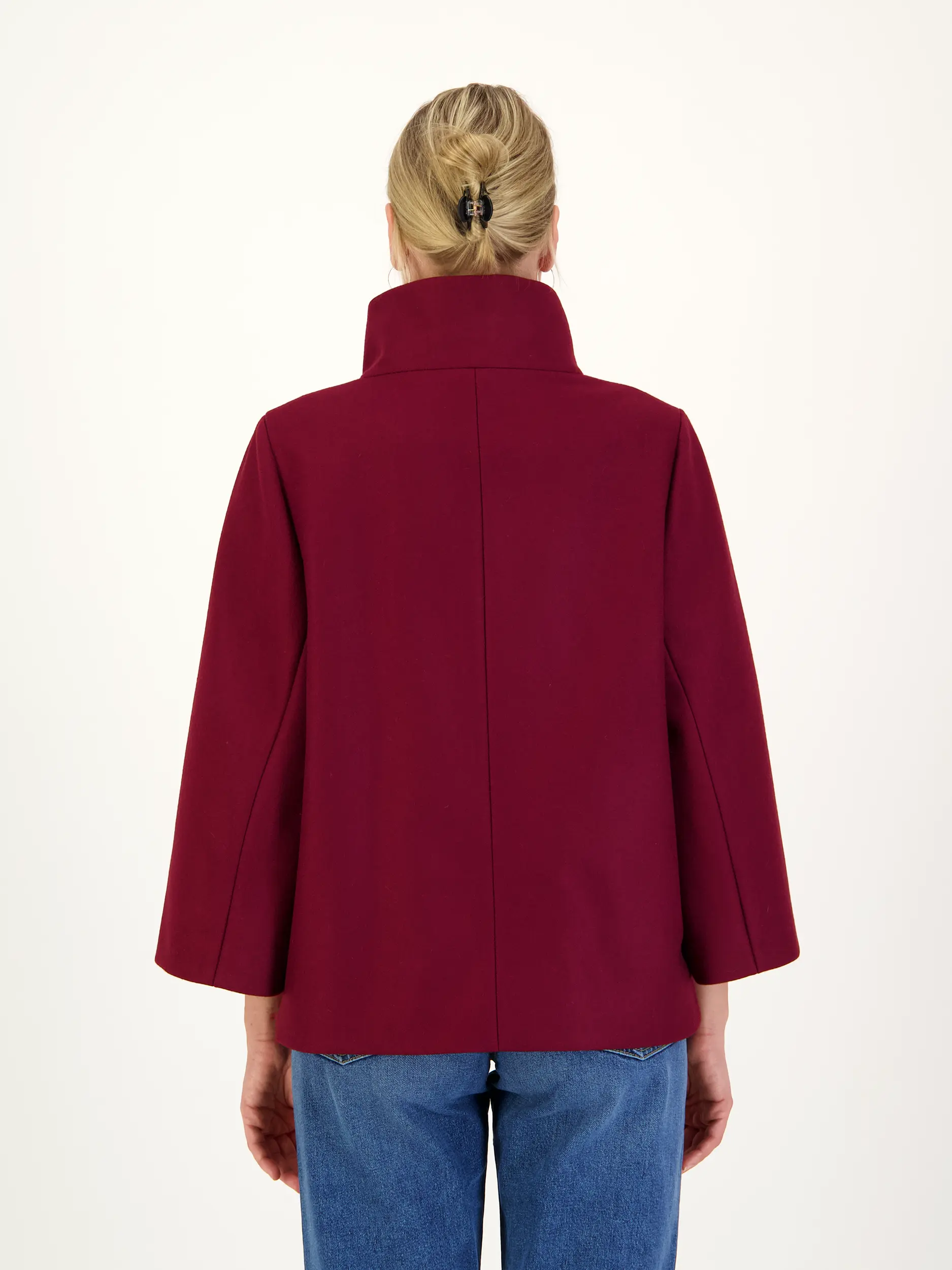 Wolljacke  - Artikel Rückseite getragen von einem Modell - Farbe: Rot