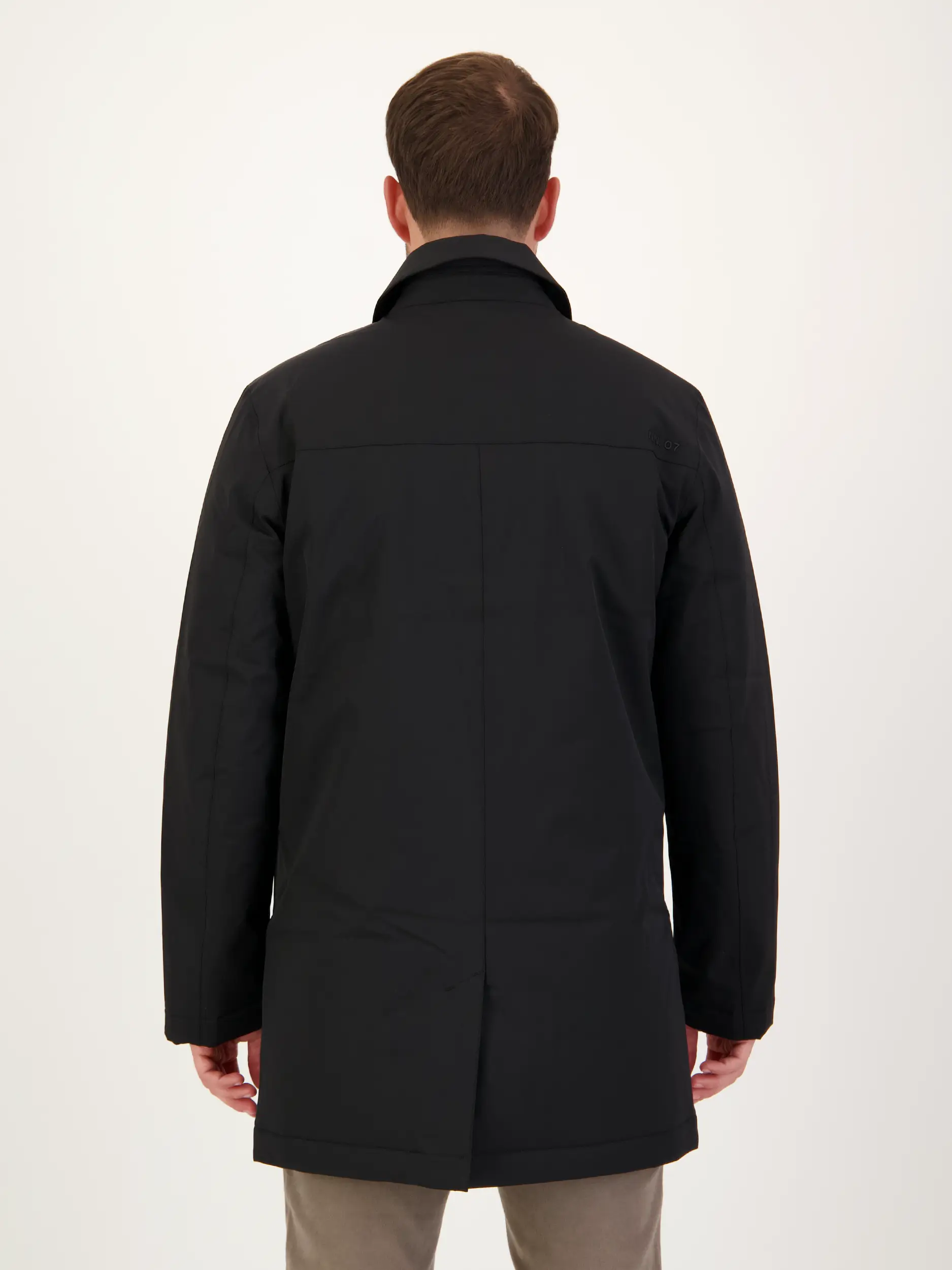 Wasserdichte Jacke 'Blake' - Artikel Rückseite getragen von einem Modell - Farbe: Schwarz