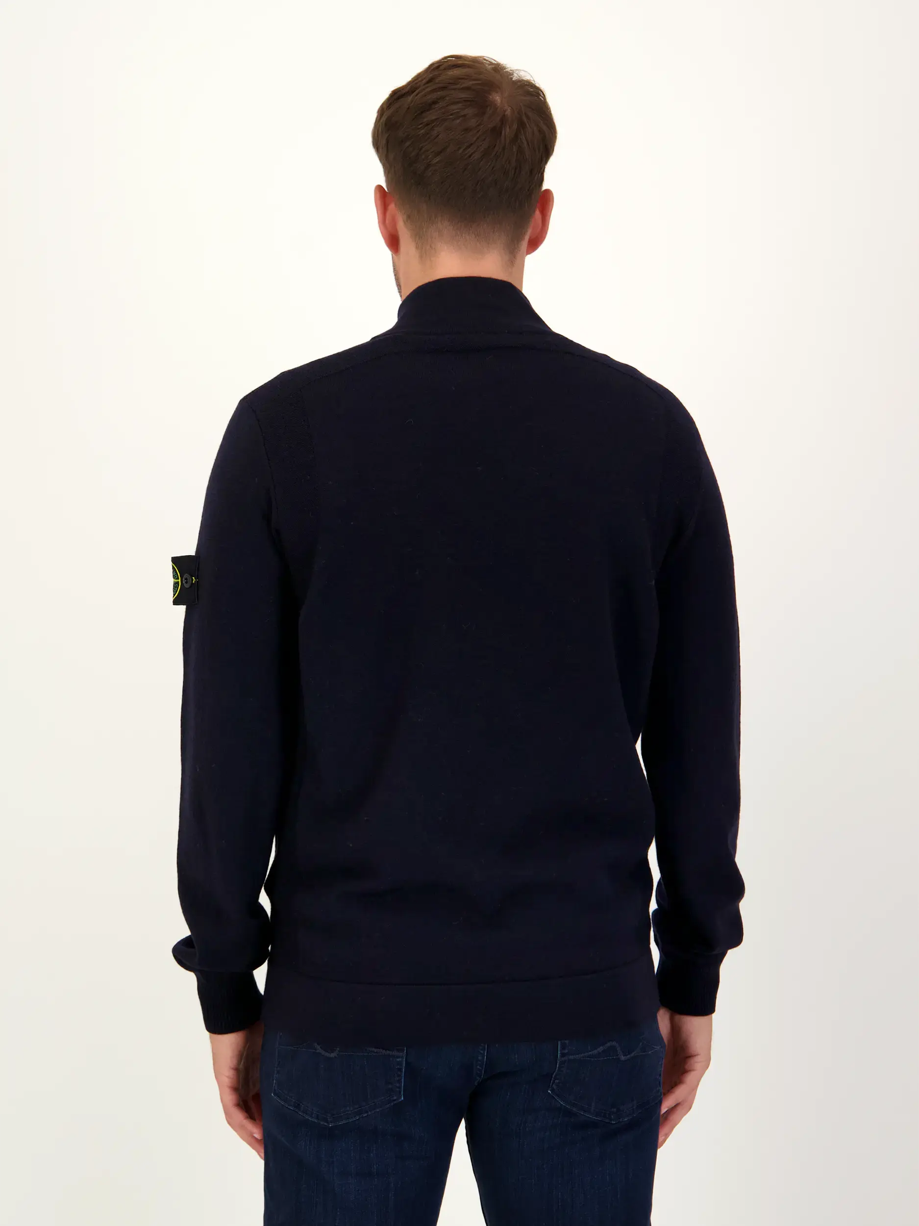 Strickjacke - Artikel Rückseite getragen von einem Modell