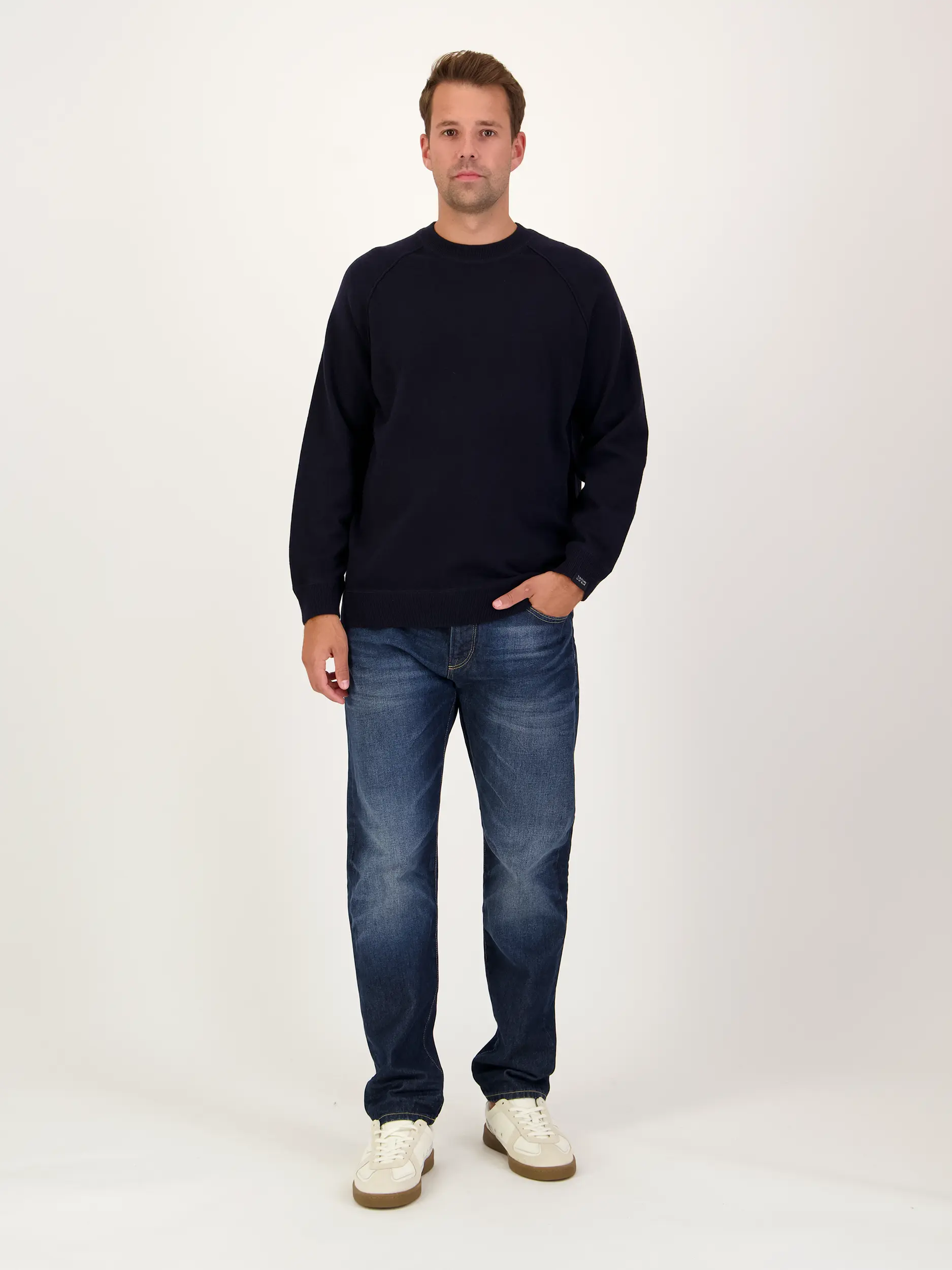 Pullover 'Clifden' aus Woll-Mix langarm - Artikel Teil eines Outfits getragen von einem Modell - Farbe: Blau