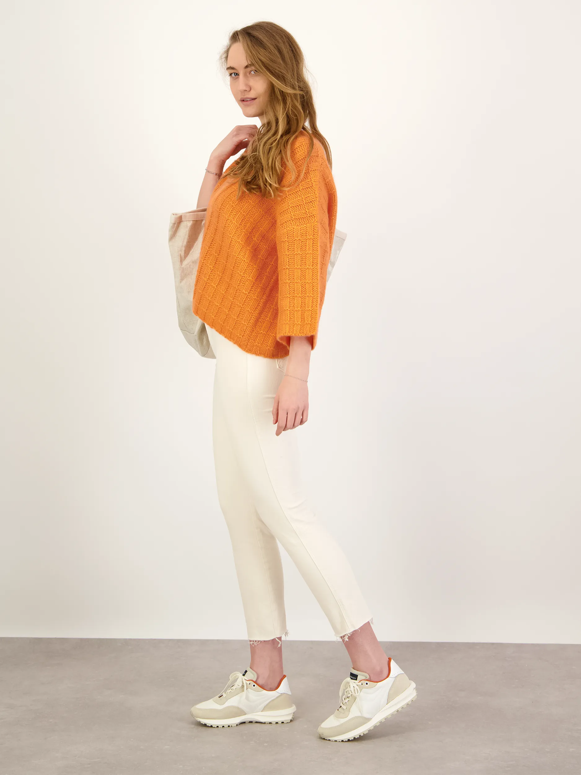 Strickjacke - Artikel Teil eines Outfits getragen von einem Modell