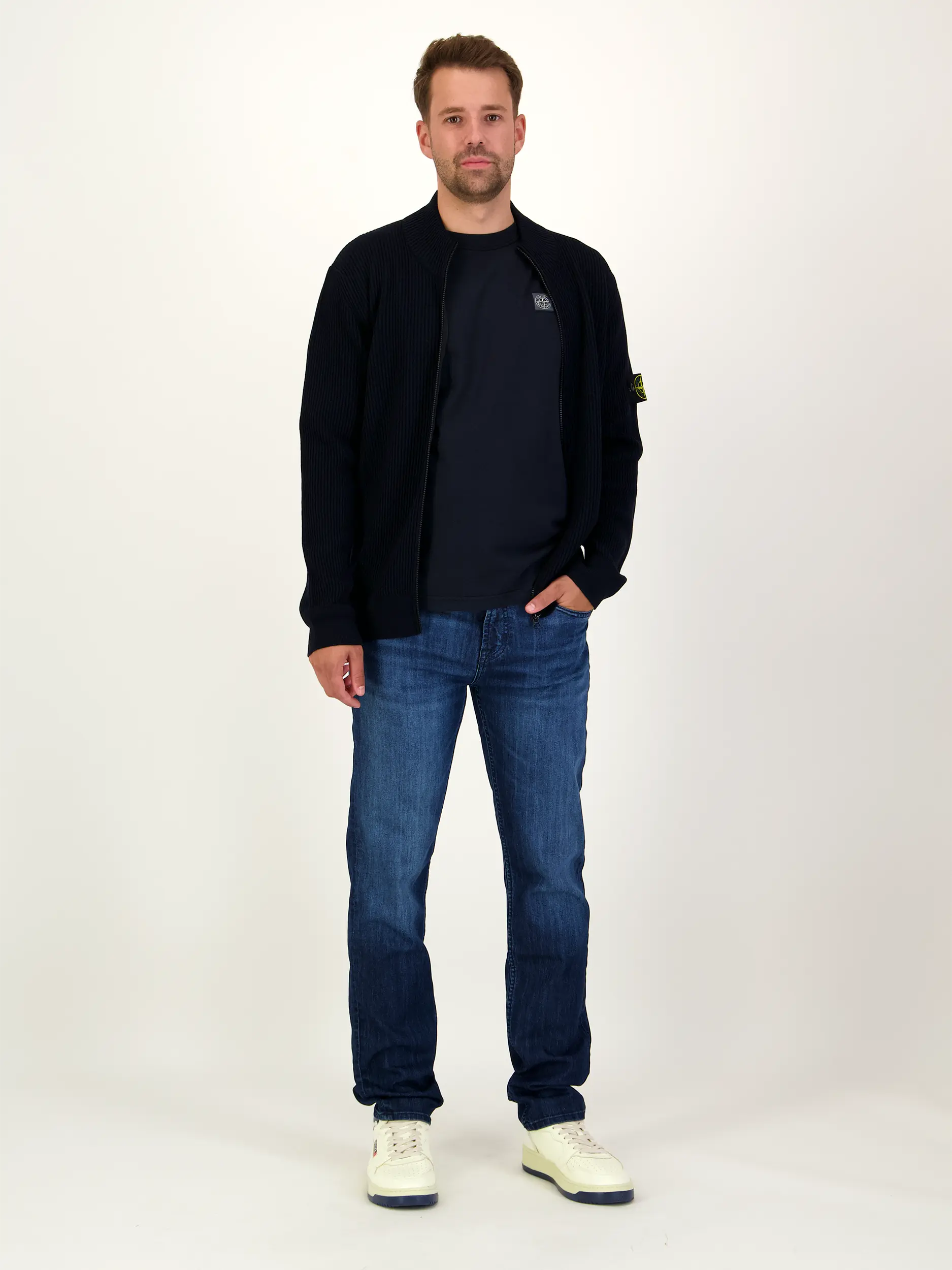T-Shirt - Artikel Teil eines Outfits getragen von einem Modell