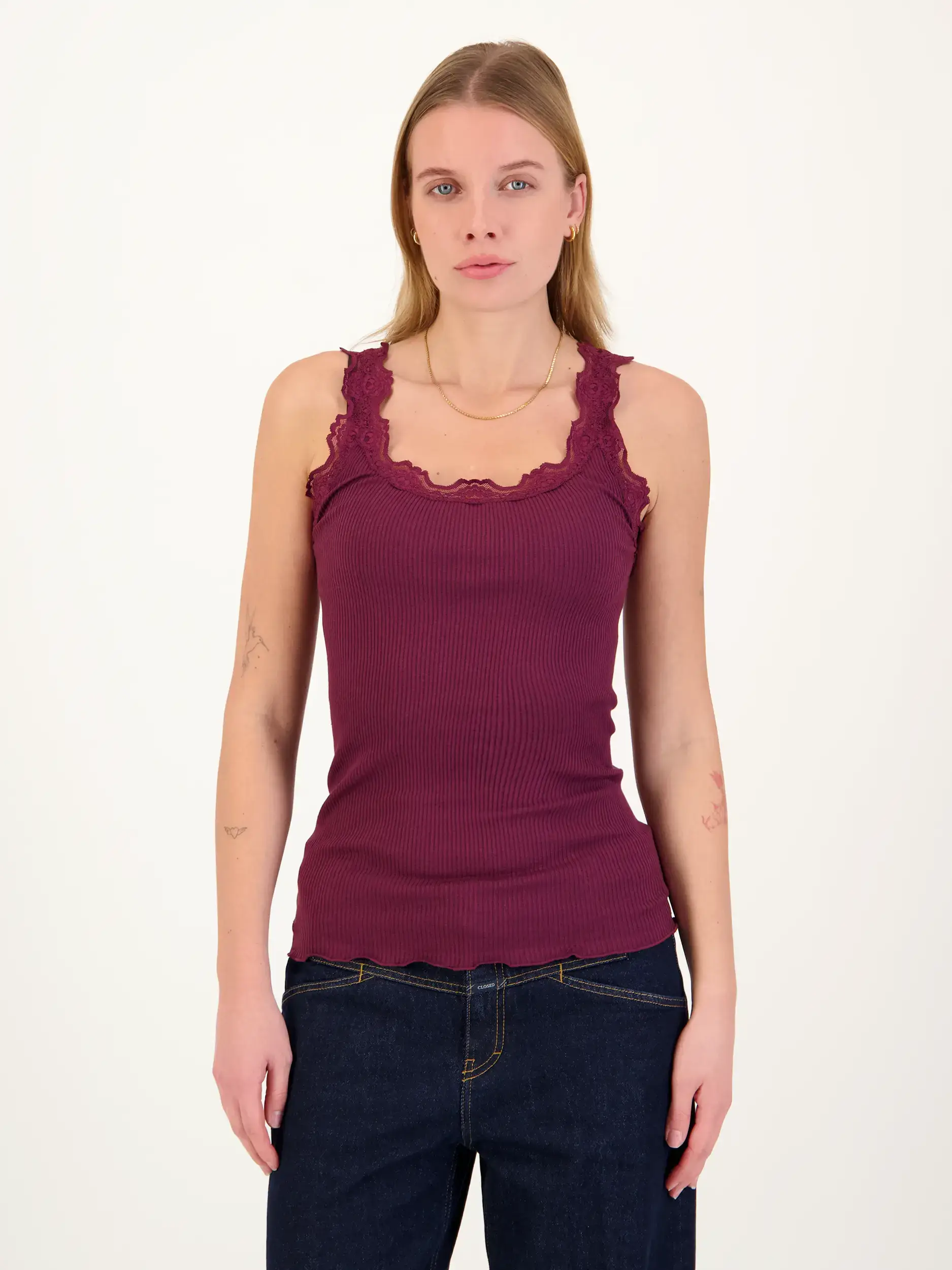 Rippstricktop mit Spitze aus Seiden-Mix - Artikel Vorderseite getragen von einem Modell - Farbe: Rot