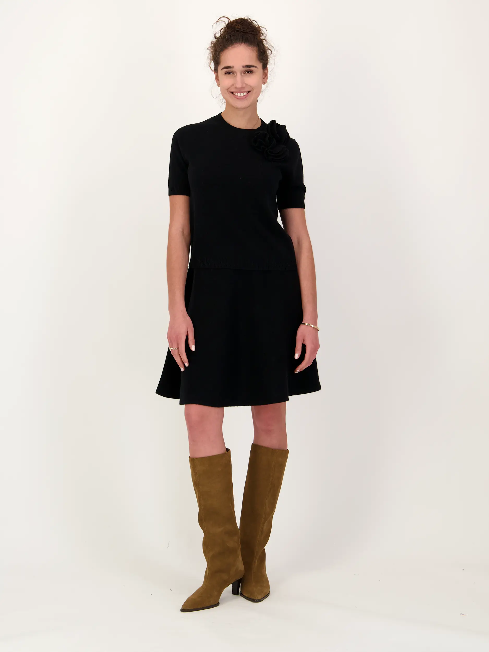 Mini Wollrock - Artikel Teil eines Outfits getragen von einem Modell - Farbe: Schwarz