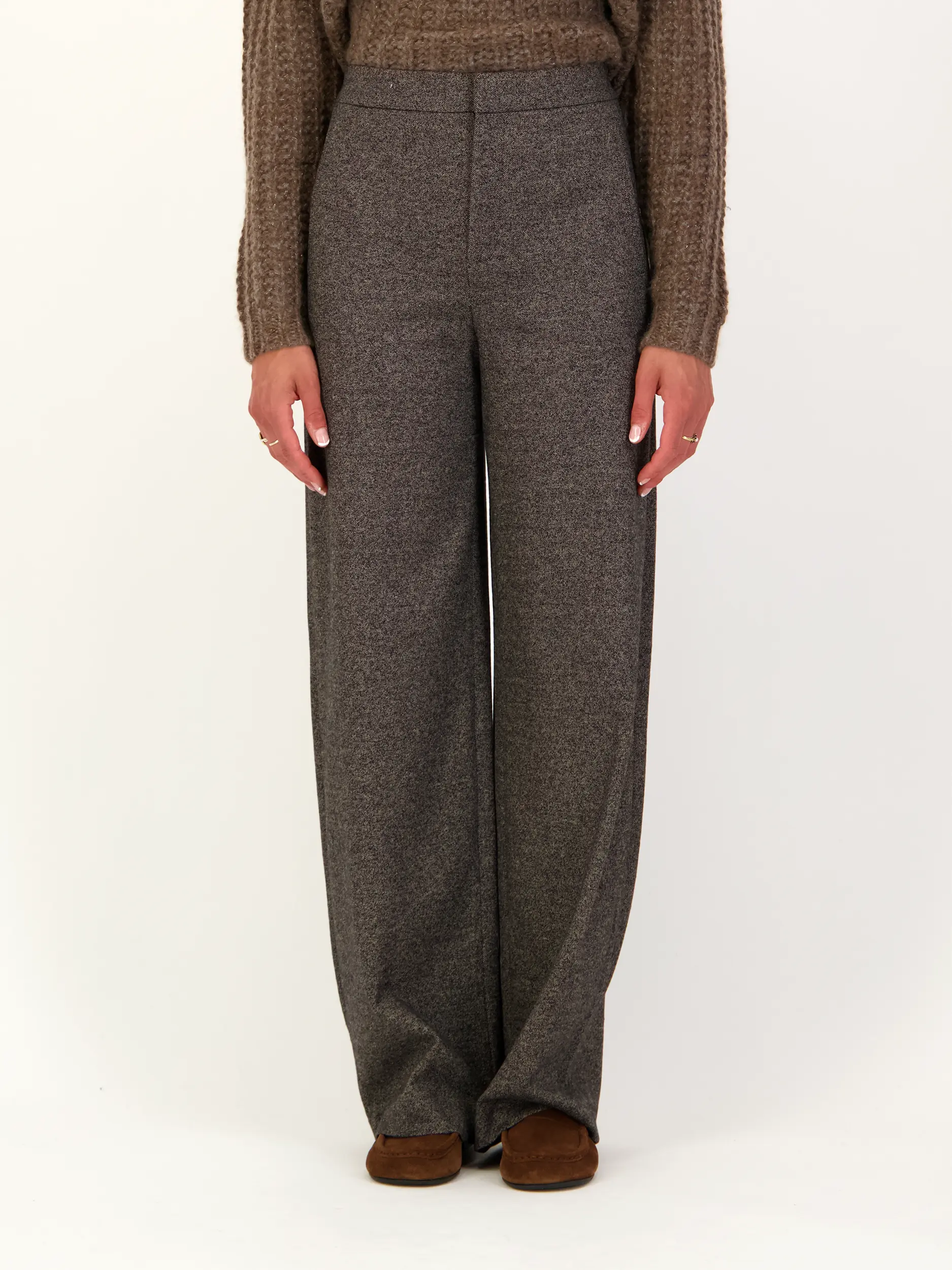 High Rise Wide Leg Hose 'Fae' - Artikel Vorderseite getragen von einem Modell - Farbe: Braun