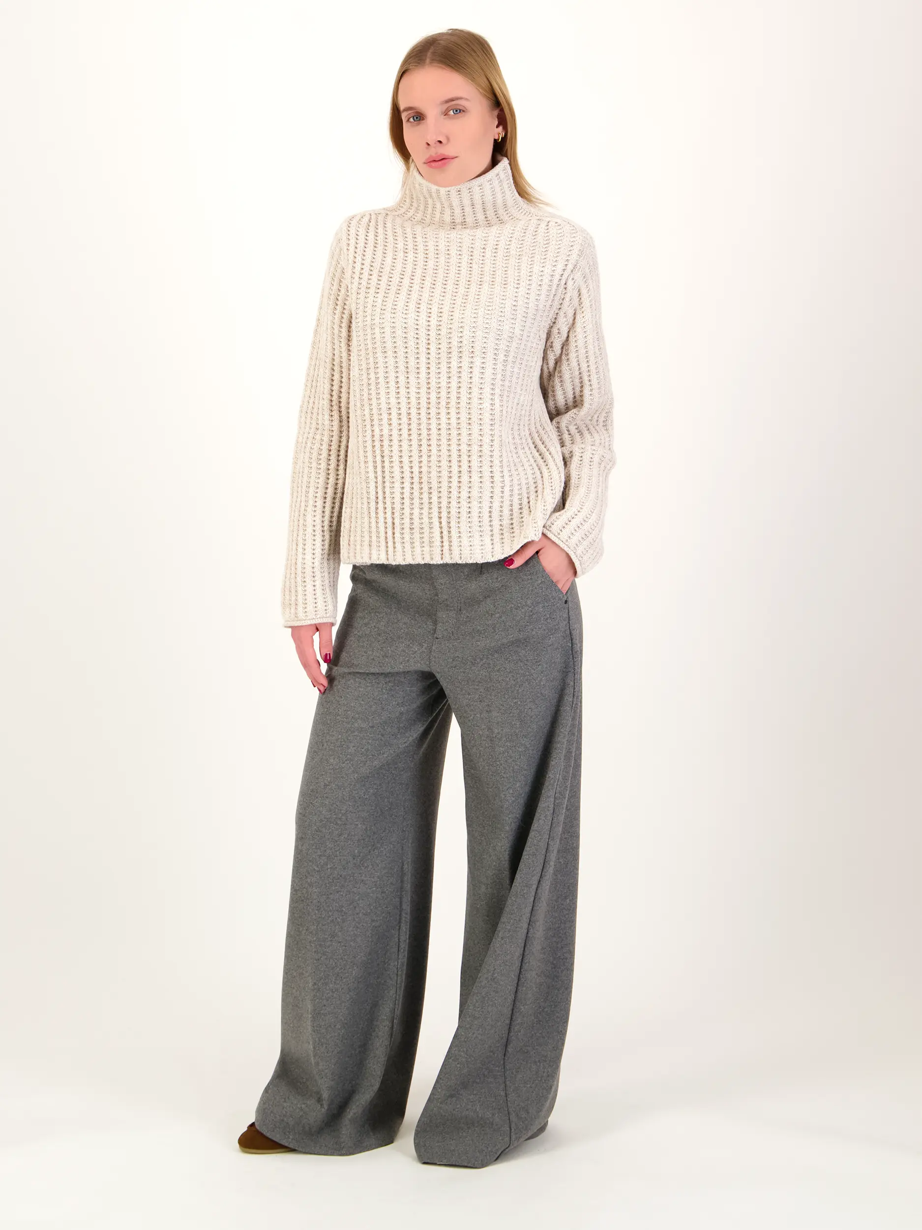 Pullover 'Varisa' langarm - Artikel Teil eines Outfits getragen von einem Modell - Farbe: Beige