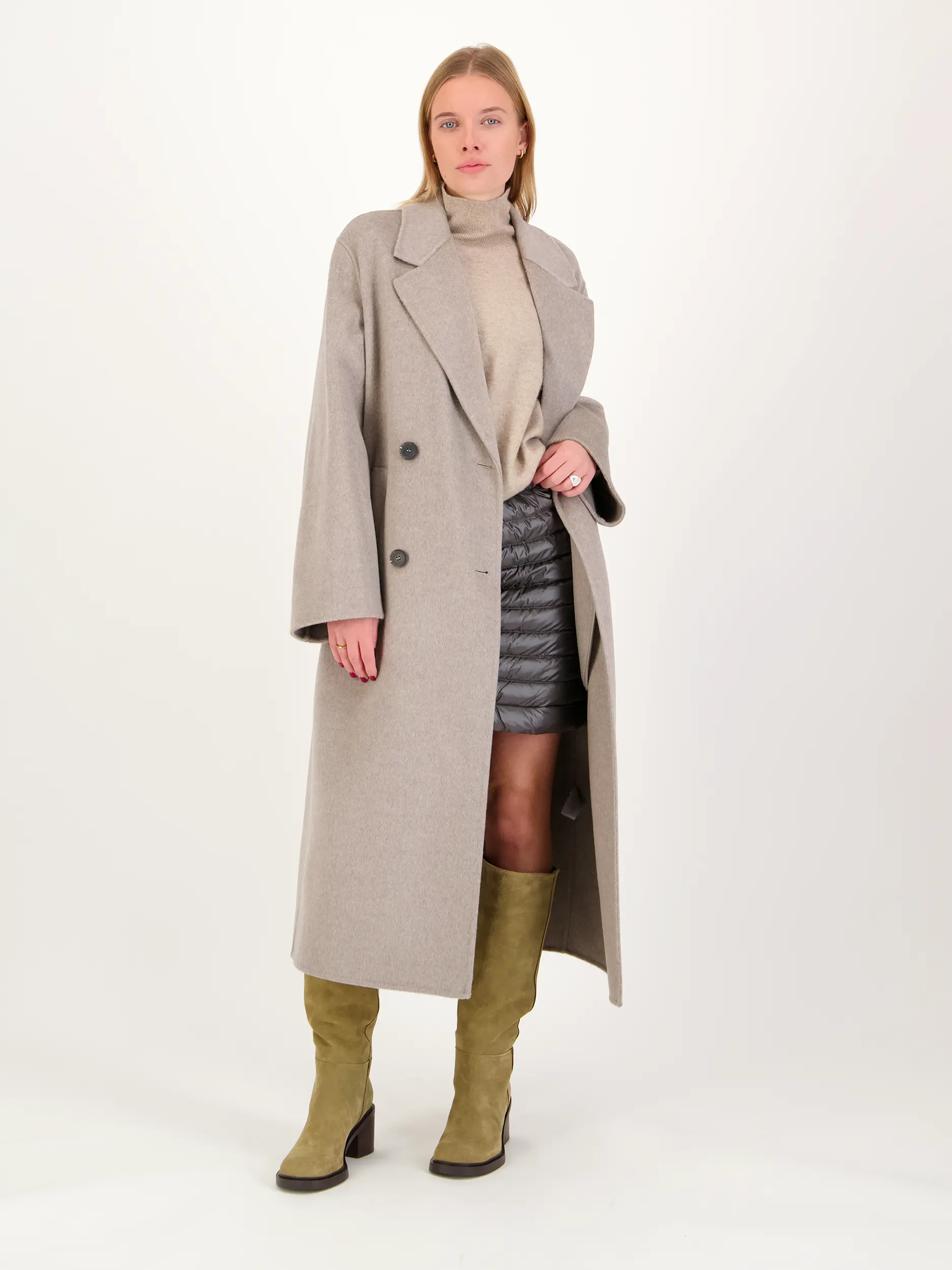 Gestreifter Wollmantel - Artikel Teil eines Outfits getragen von einem Modell - Farbe: Beige