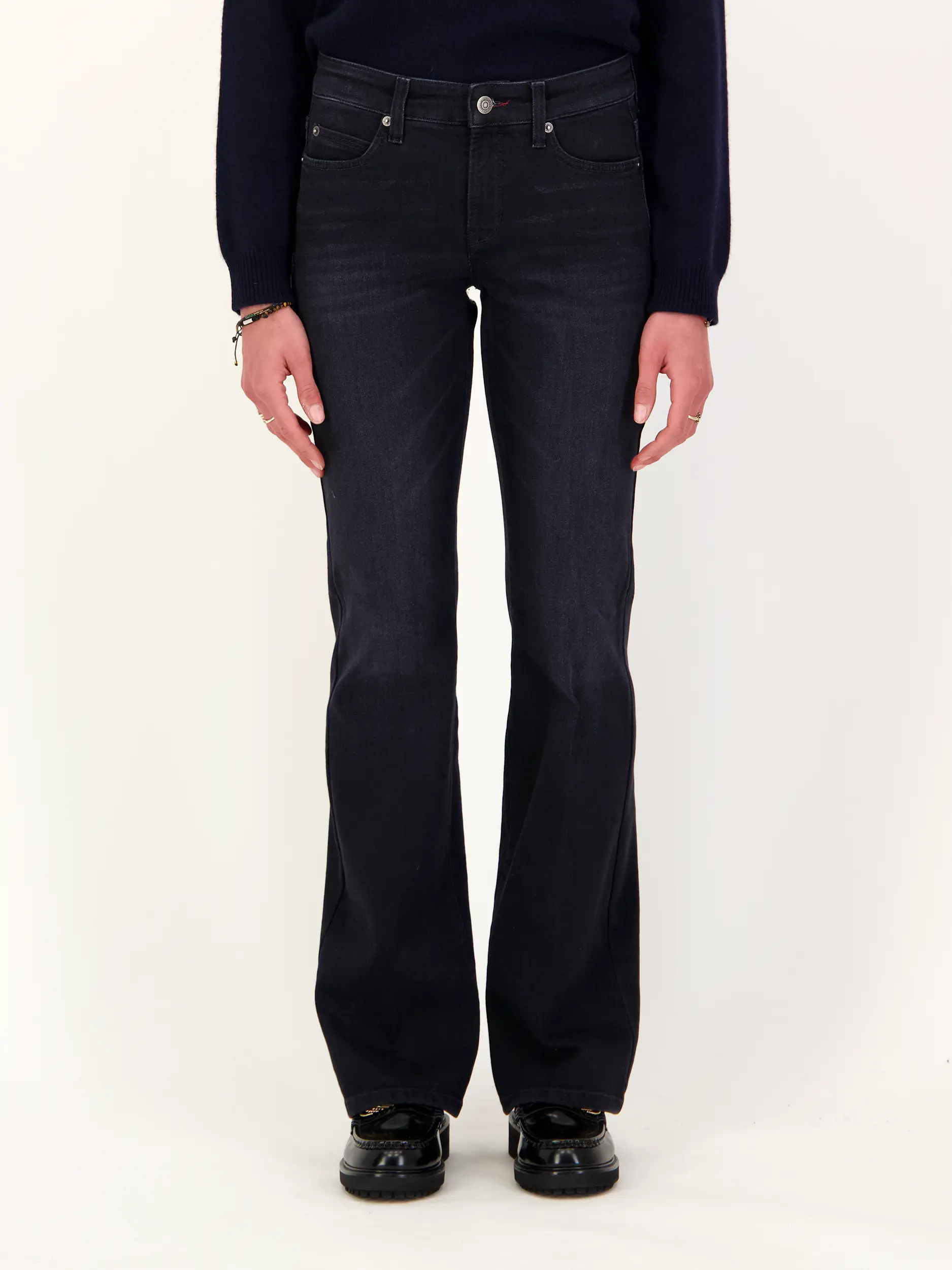 Mid Rise Flared Leg Jeans 'Paris Flared' - Artikel Vorderseite getragen von einem Modell - Farbe: Schwarz