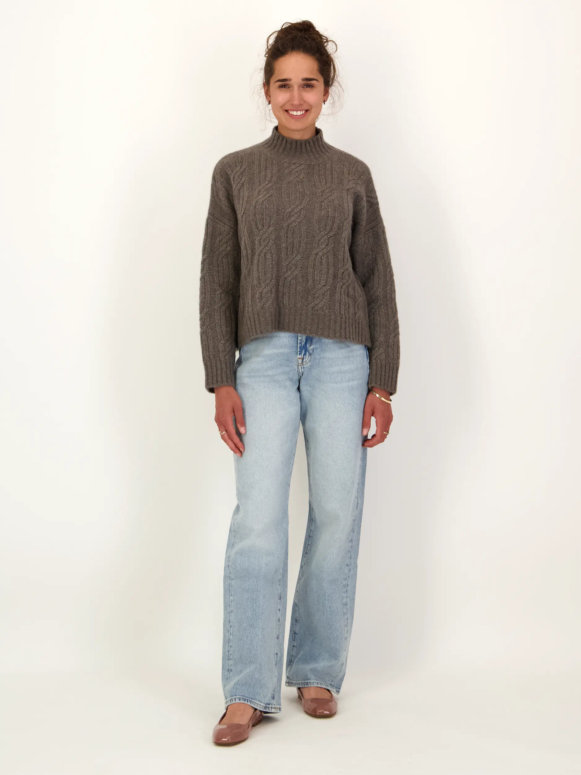Pullover 'Hever' aus Kaschmir  - Artikel Teil eines Outfits getragen von einem Modell