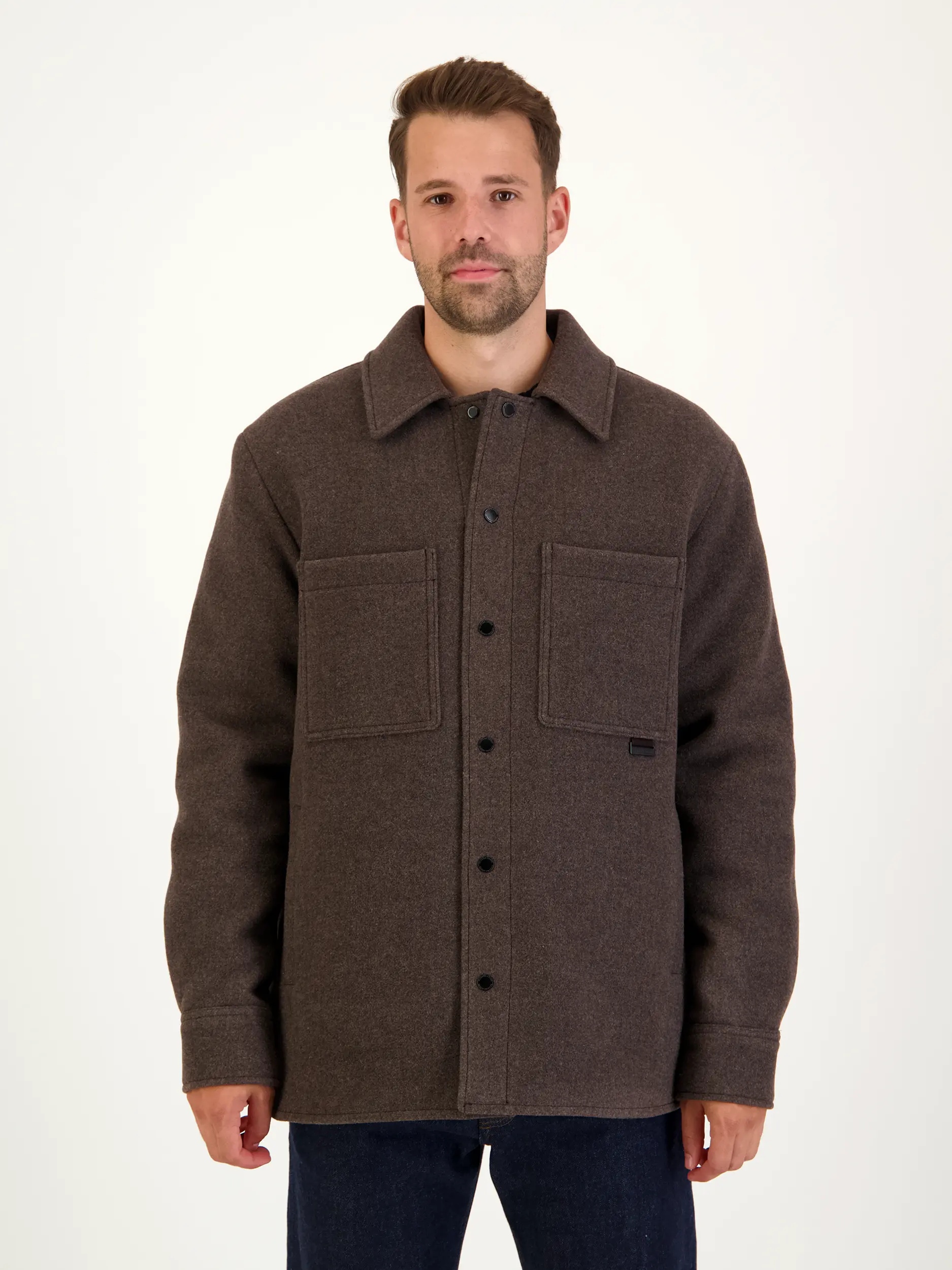 Jacke 'Atkinson' - Artikel Vorderseite getragen von einem Modell - Farbe: Braun