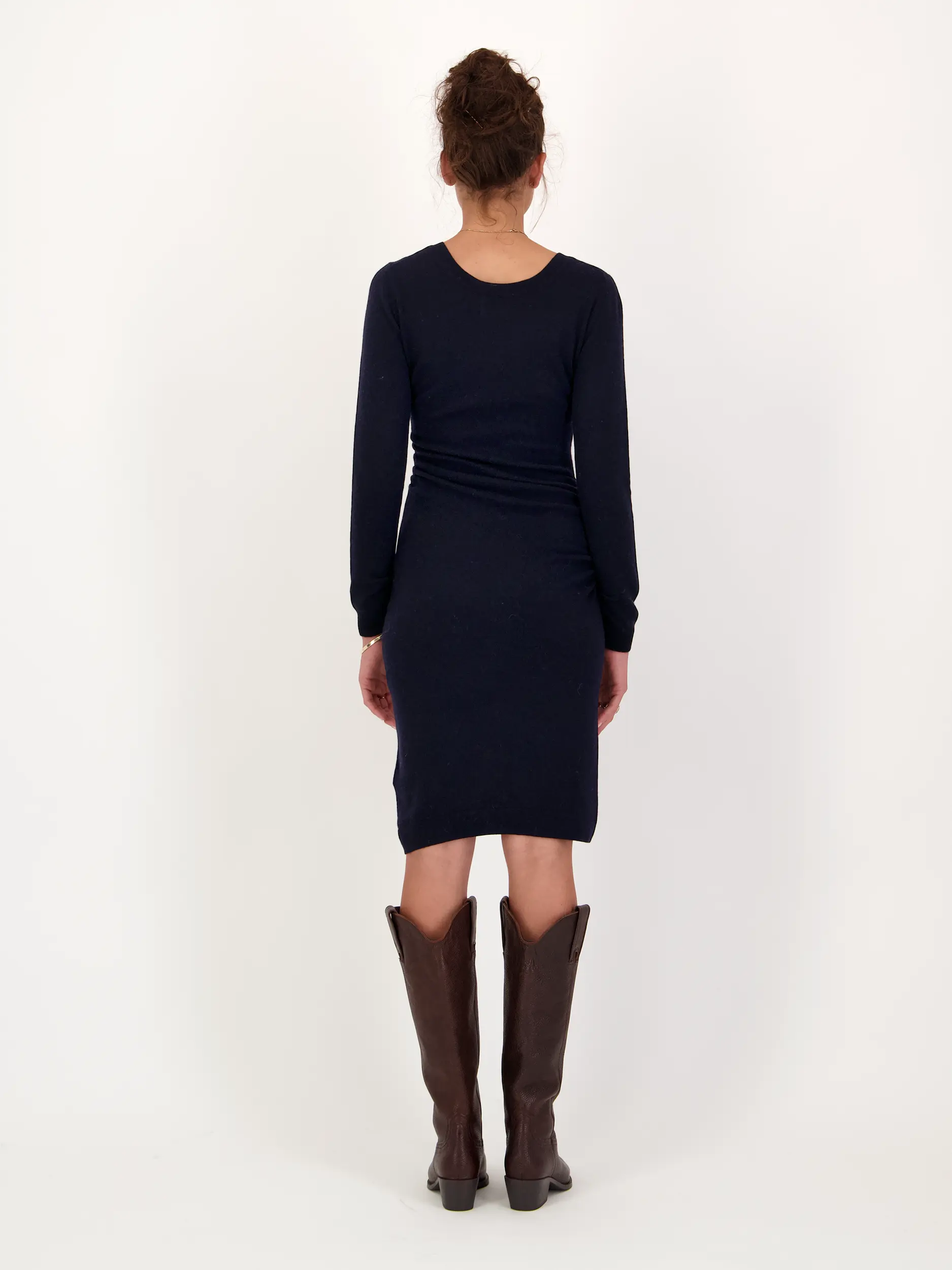 Midi Strickkleid aus Kaschmir-Mix langarm - Artikel Rückseite getragen von einem Modell - Farbe: Blau