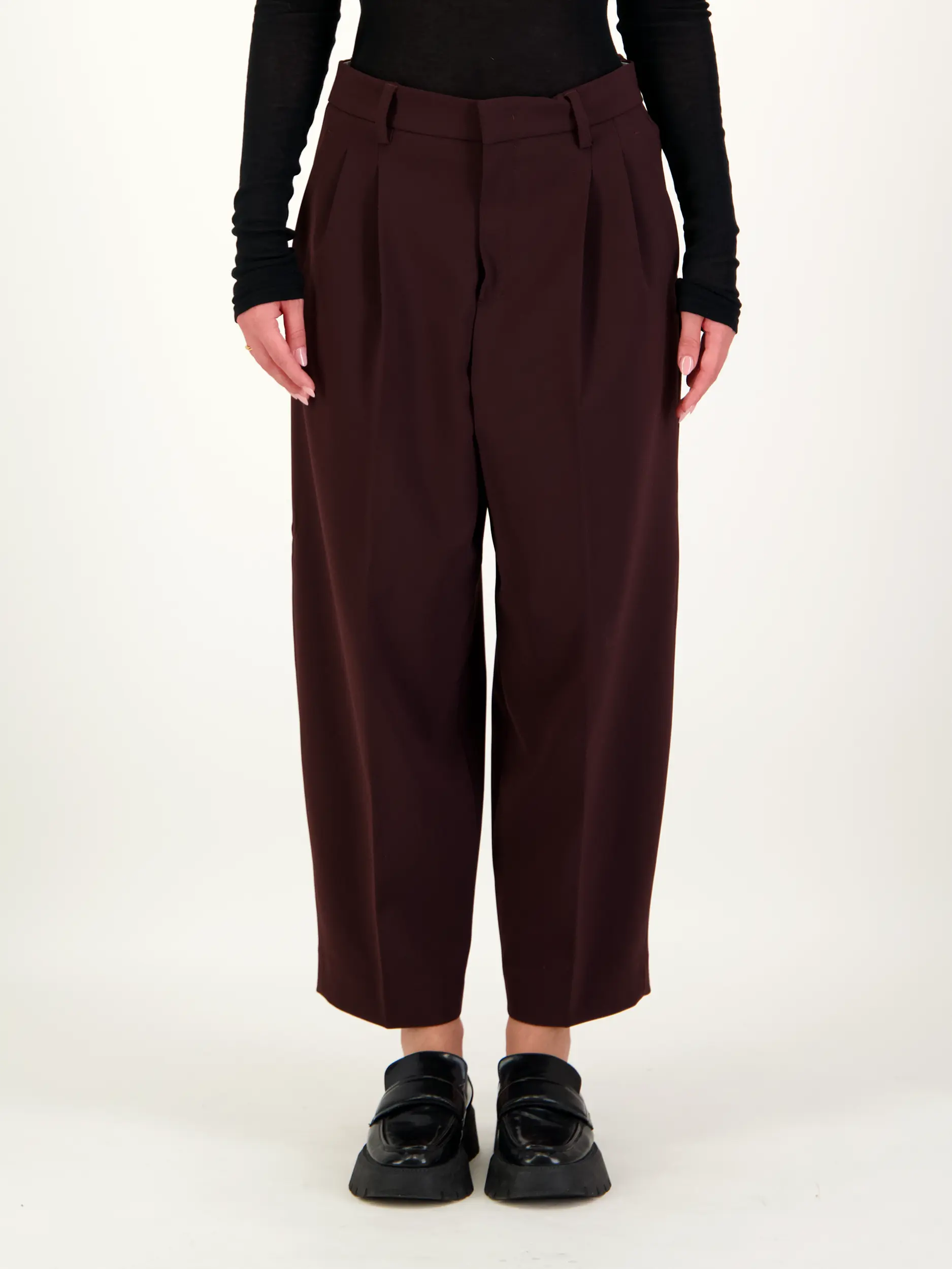 Unisex Hose 'Noa Crop' - Artikel Rückseite getragen von einem Modell