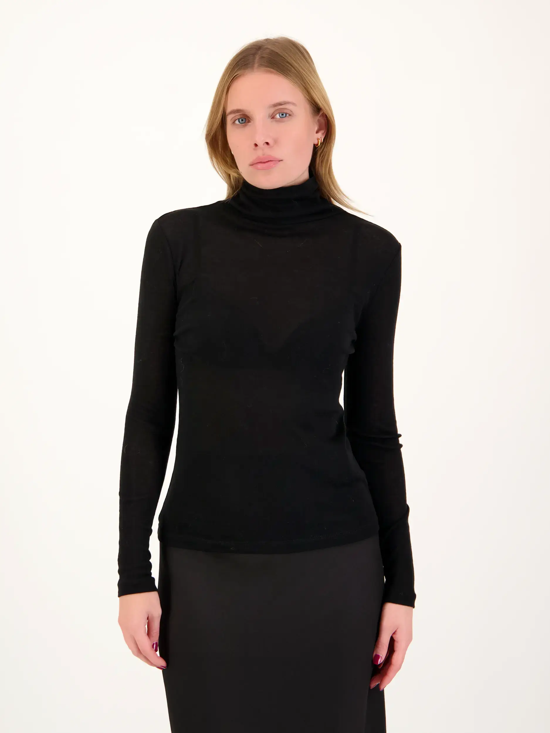Langarmshirt 'Zerafne' langarm - Artikel Vorderseite getragen von einem Modell - Farbe: Schwarz