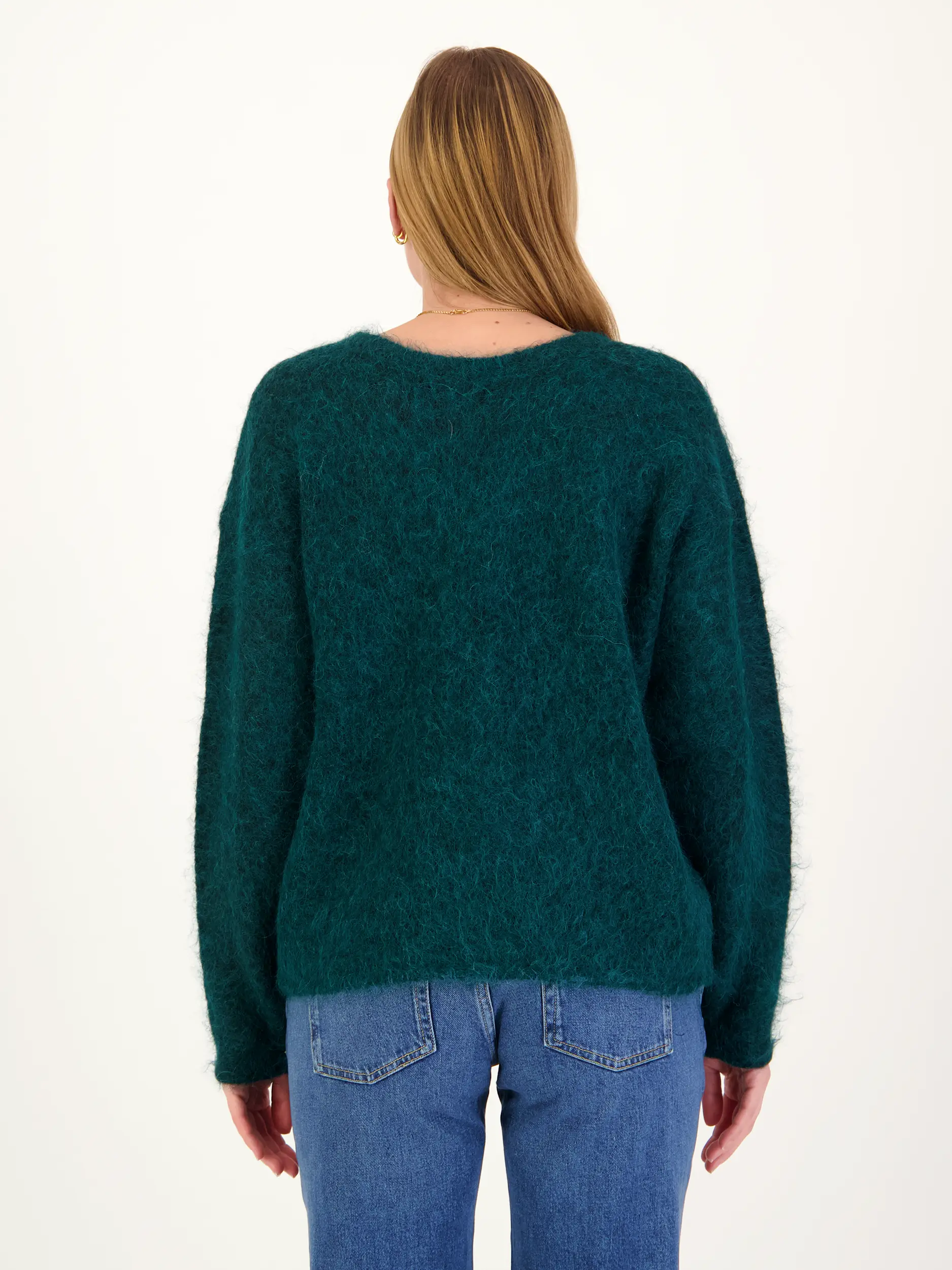 Pullover 'Nuny' aus Alpaka langarm - Artikel Rückseite getragen von einem Modell - Farbe: Grün