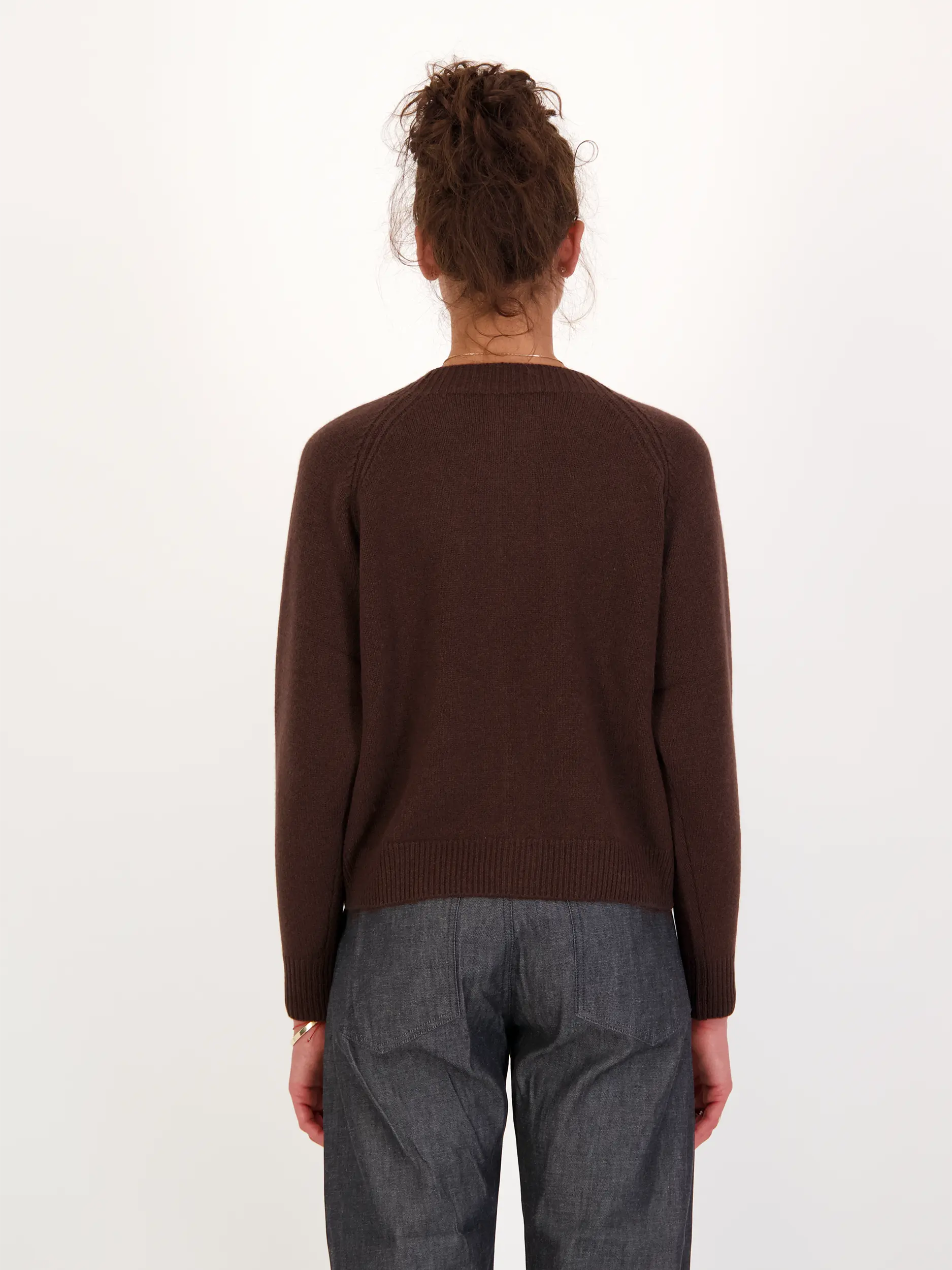 Strickjacke aus Kaschmir-Mix langarm - Artikel Rückseite getragen von einem Modell - Farbe: Braun
