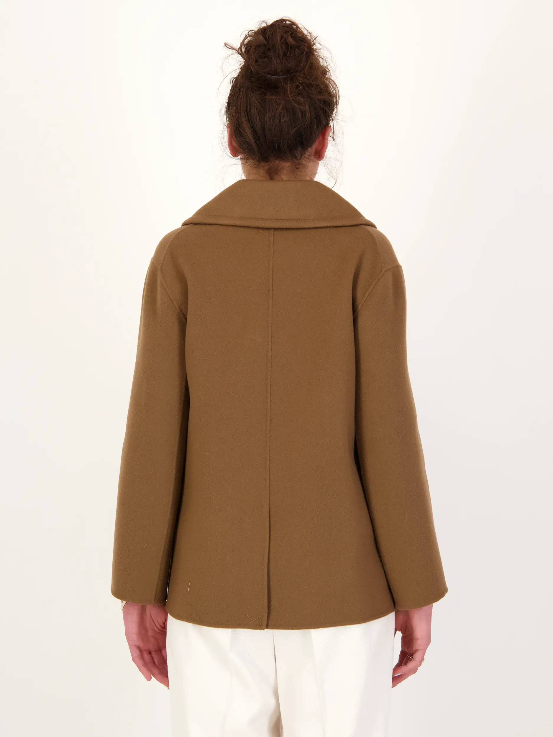 Wolljacke  - Artikel Rückseite getragen von einem Modell - Farbe: Braun