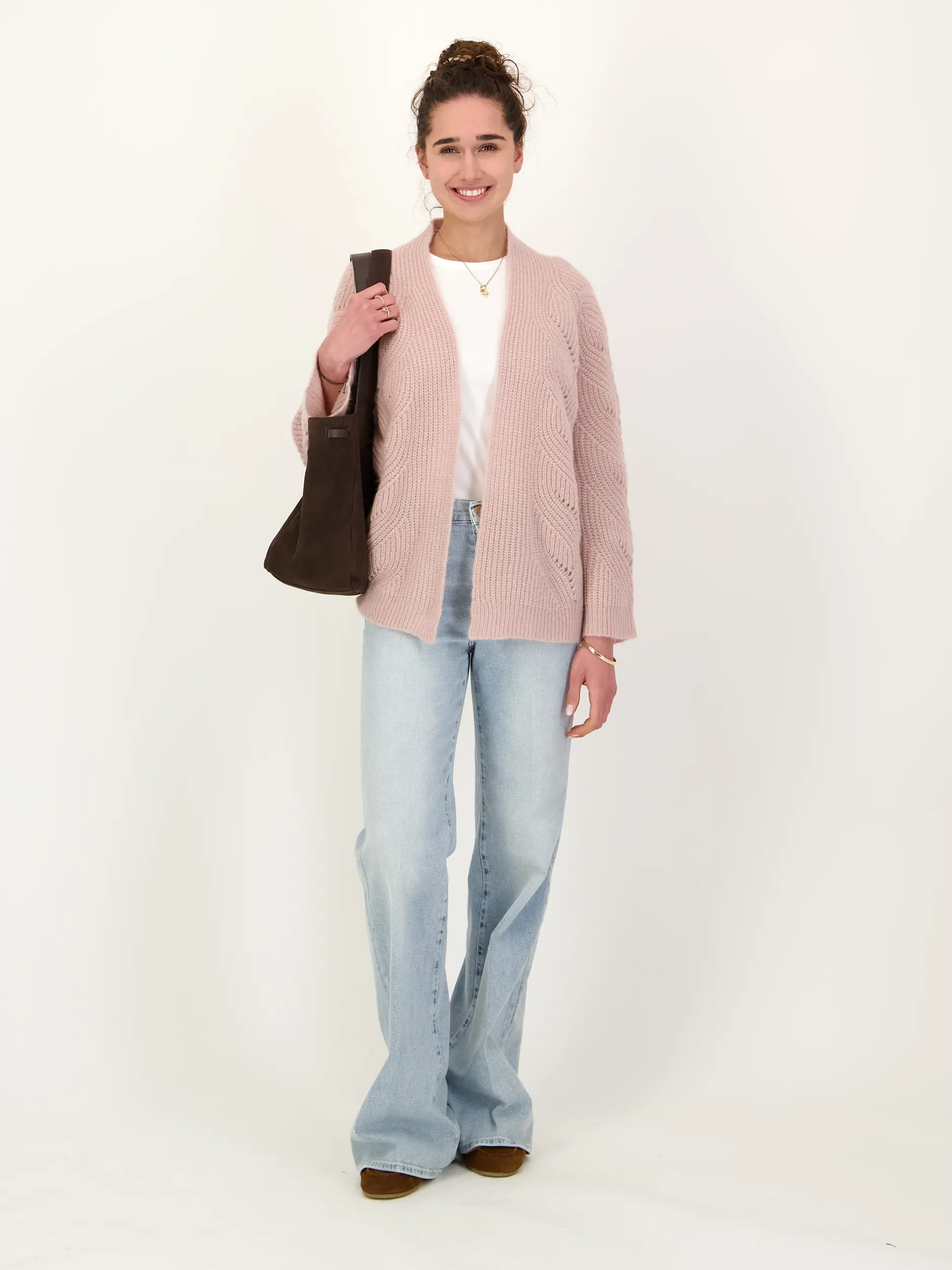 Strickjacke 'Nadeshiko' aus Kaschmir  - Artikel Teil eines Outfits getragen von einem Modell - Farbe: Rosa&Pink