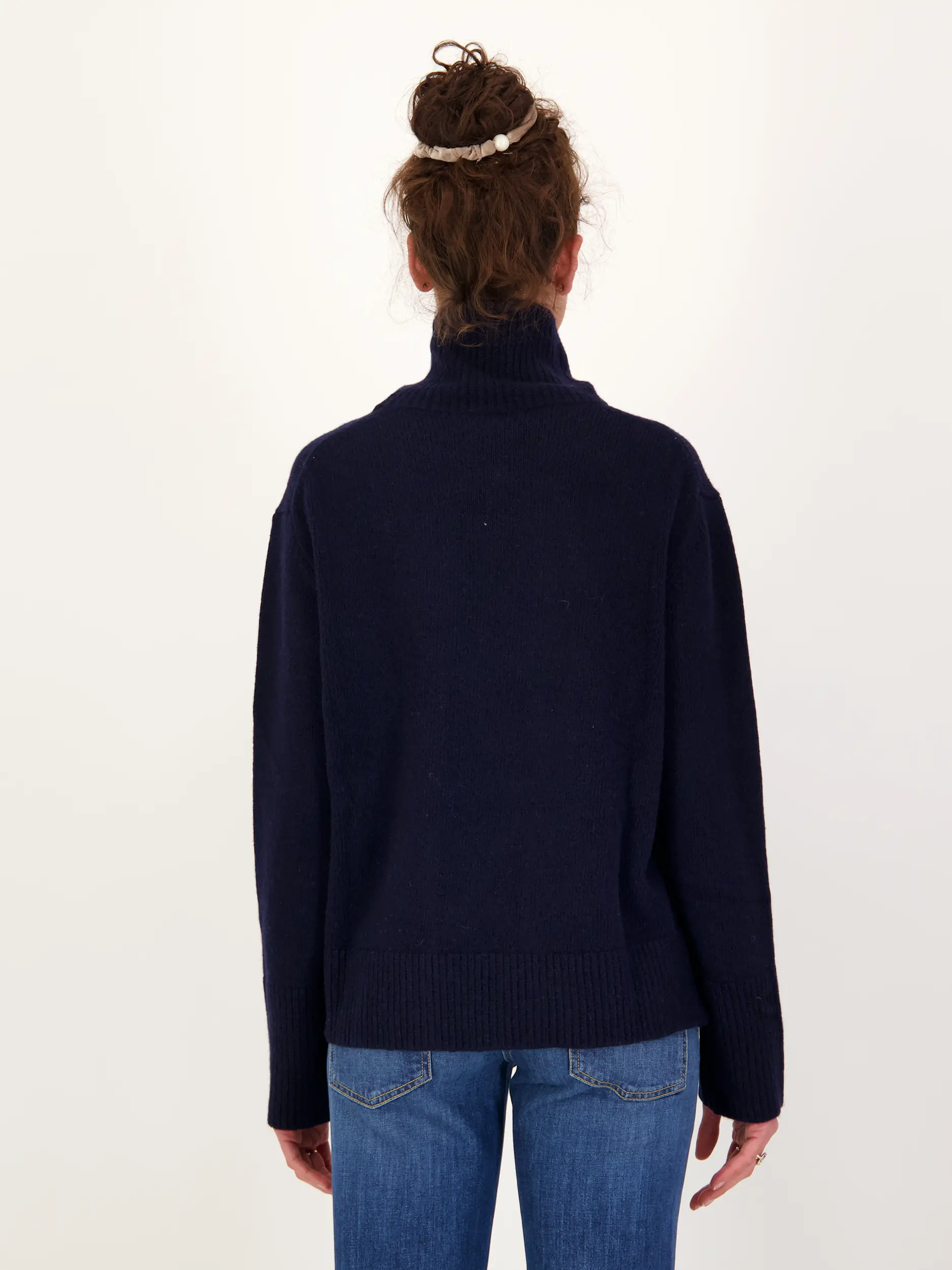 Pullover 'Anemone' aus Wolle langarm - Artikel Rückseite getragen von einem Modell - Farbe: Blau