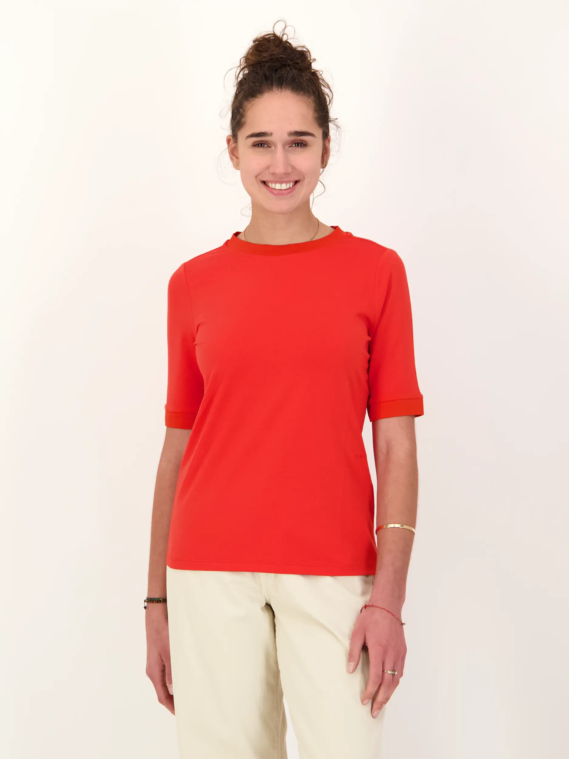 T-Shirt 'Alexi' - Artikel Vorderseite getragen von einem Modell - Farbe: Rot