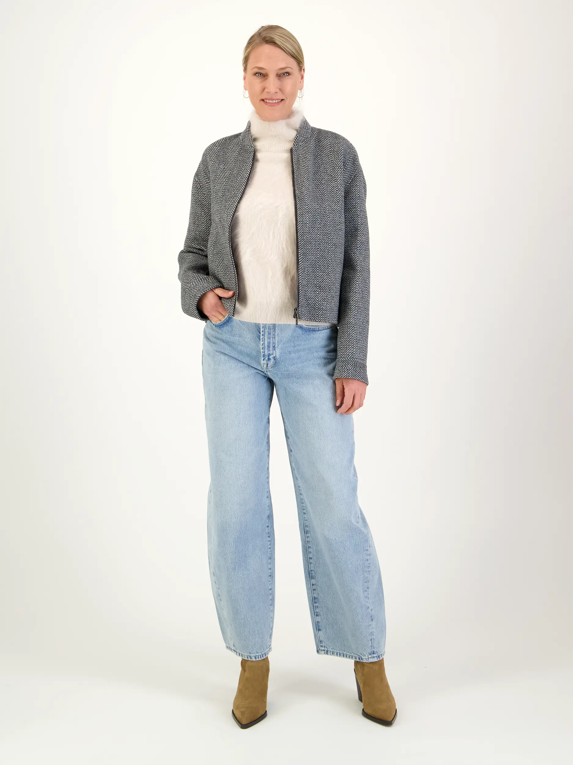 Pullover 'Embla' aus Kaschmir langarm - Artikel Teil eines Outfits getragen von einem Modell - Farbe: Creme