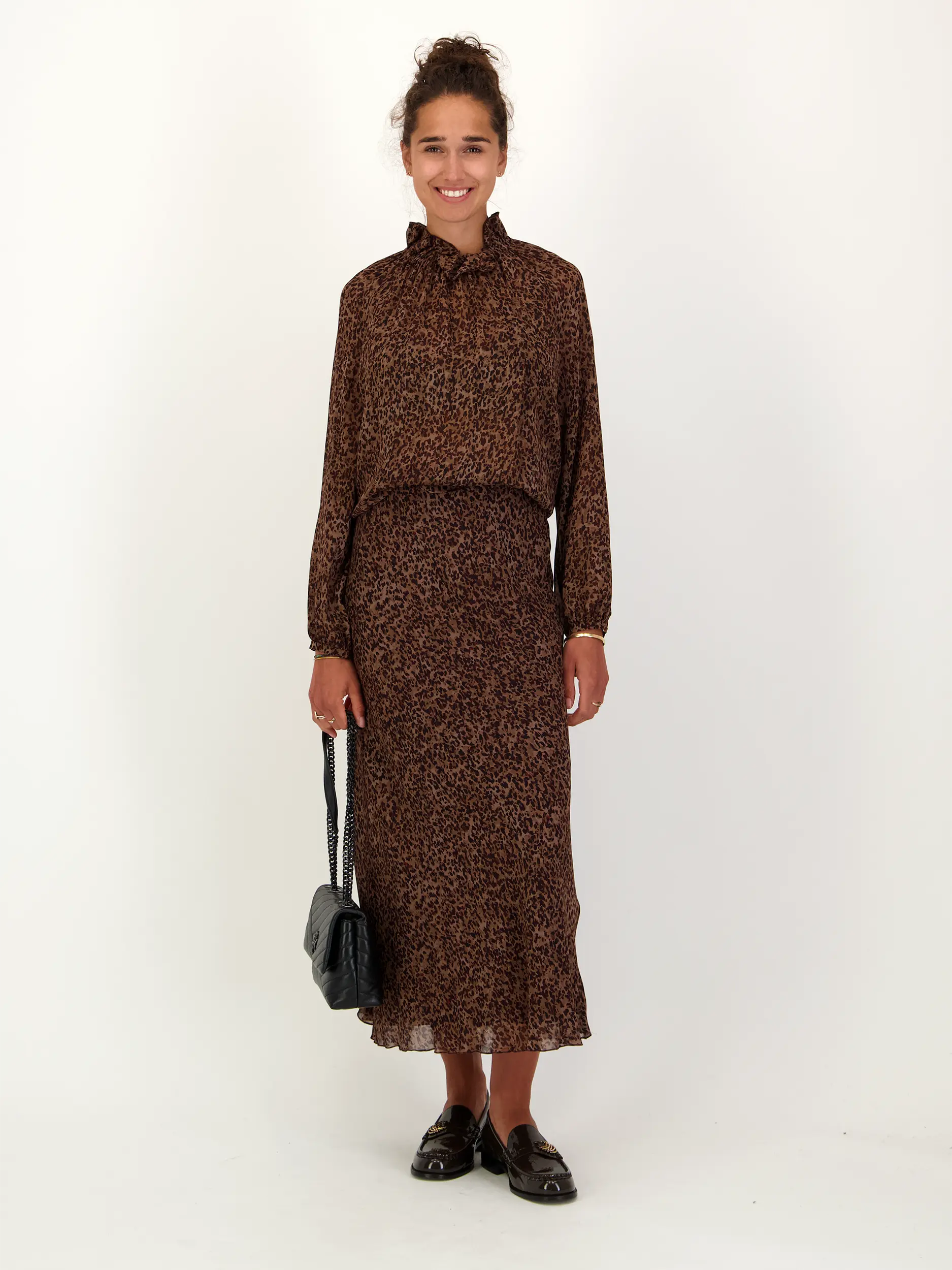 Gemusterte Bluse langarm - Artikel Teil eines Outfits getragen von einem Modell - Farbe: Braun