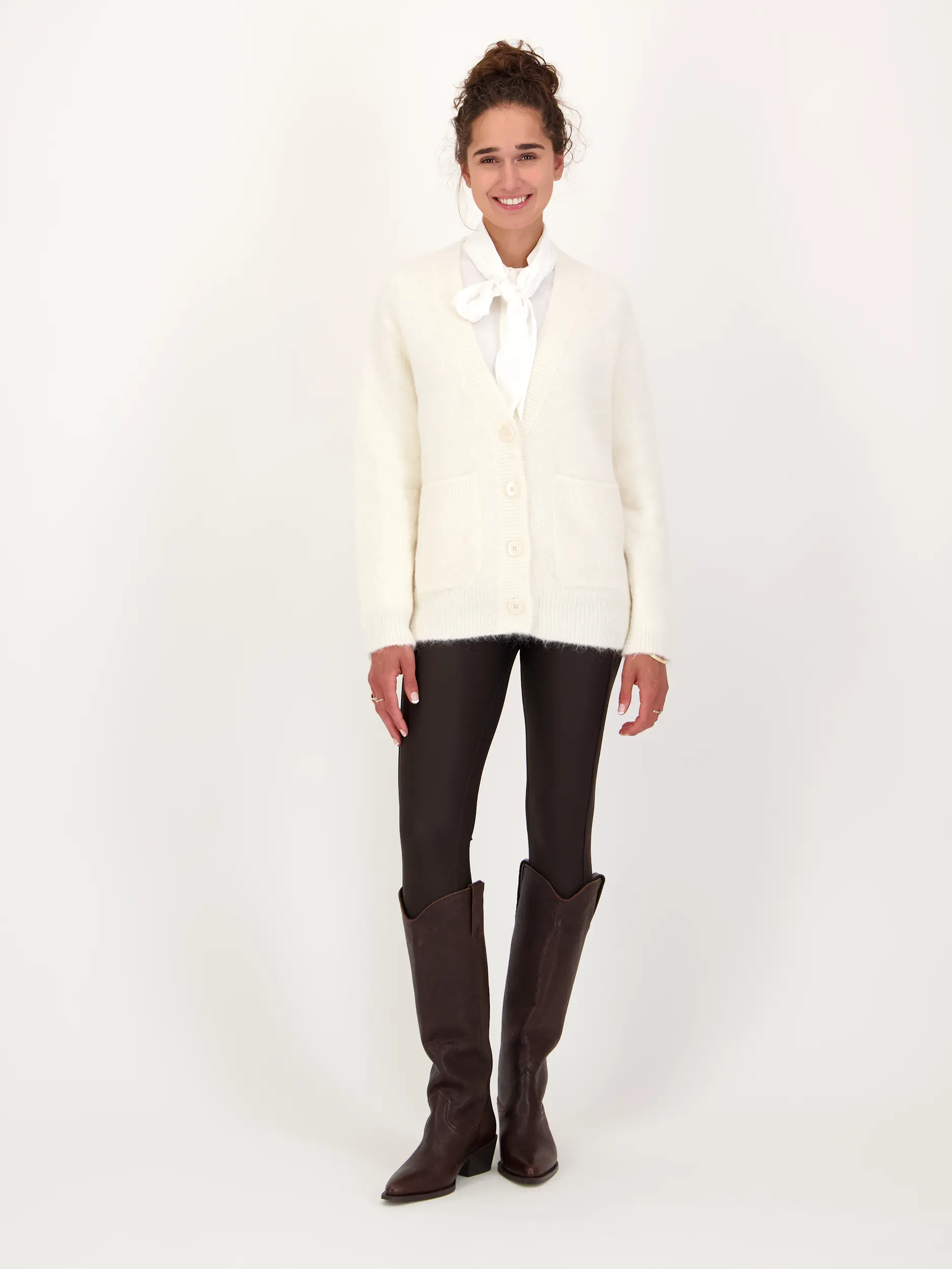 Strickjacke 'Loving Touch' aus Alpaka - Artikel Teil eines Outfits getragen von einem Modell - Farbe: Creme