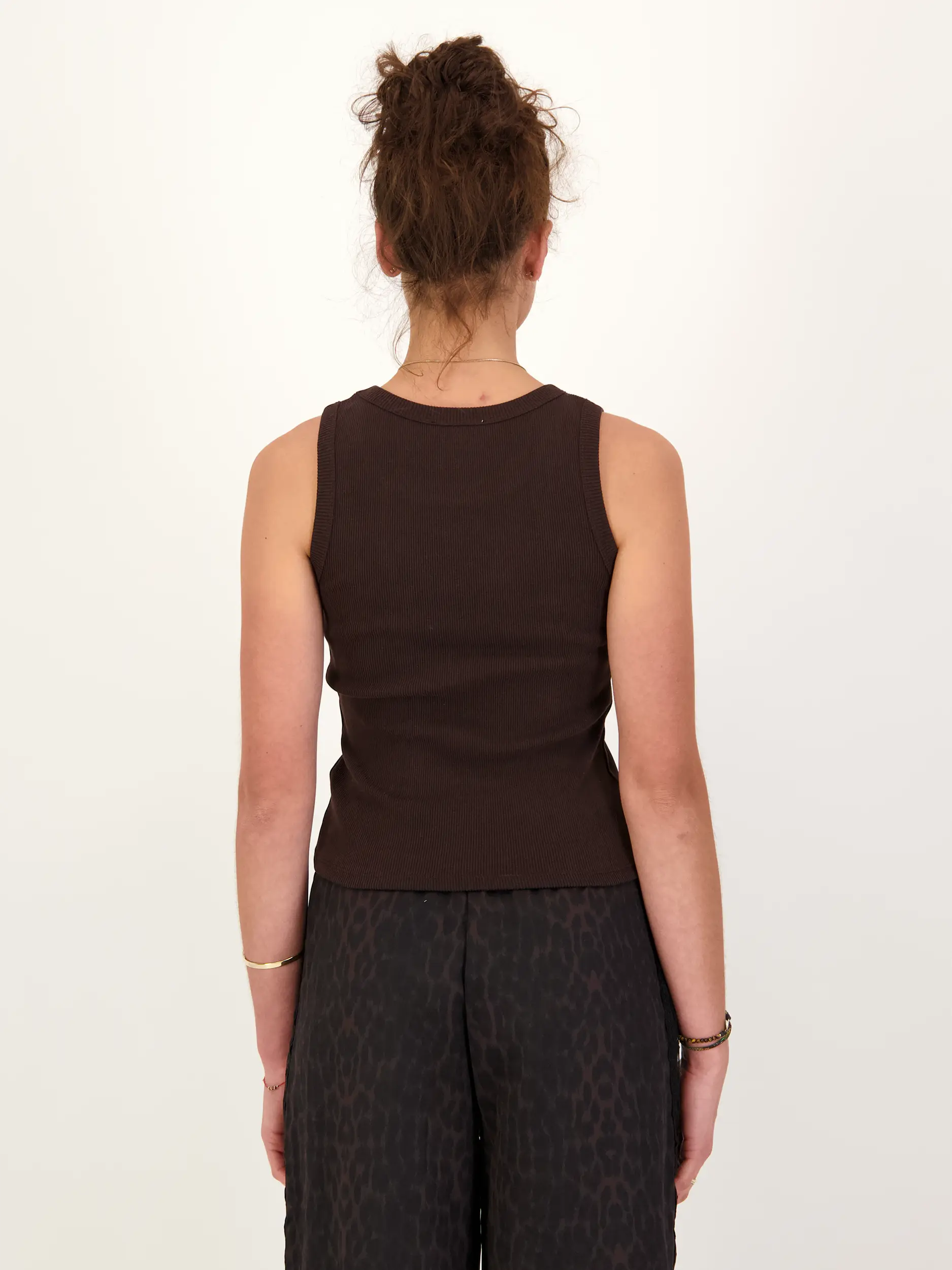 Rippstricktop 'Dara' - Artikel Rückseite getragen von einem Modell - Farbe: Braun