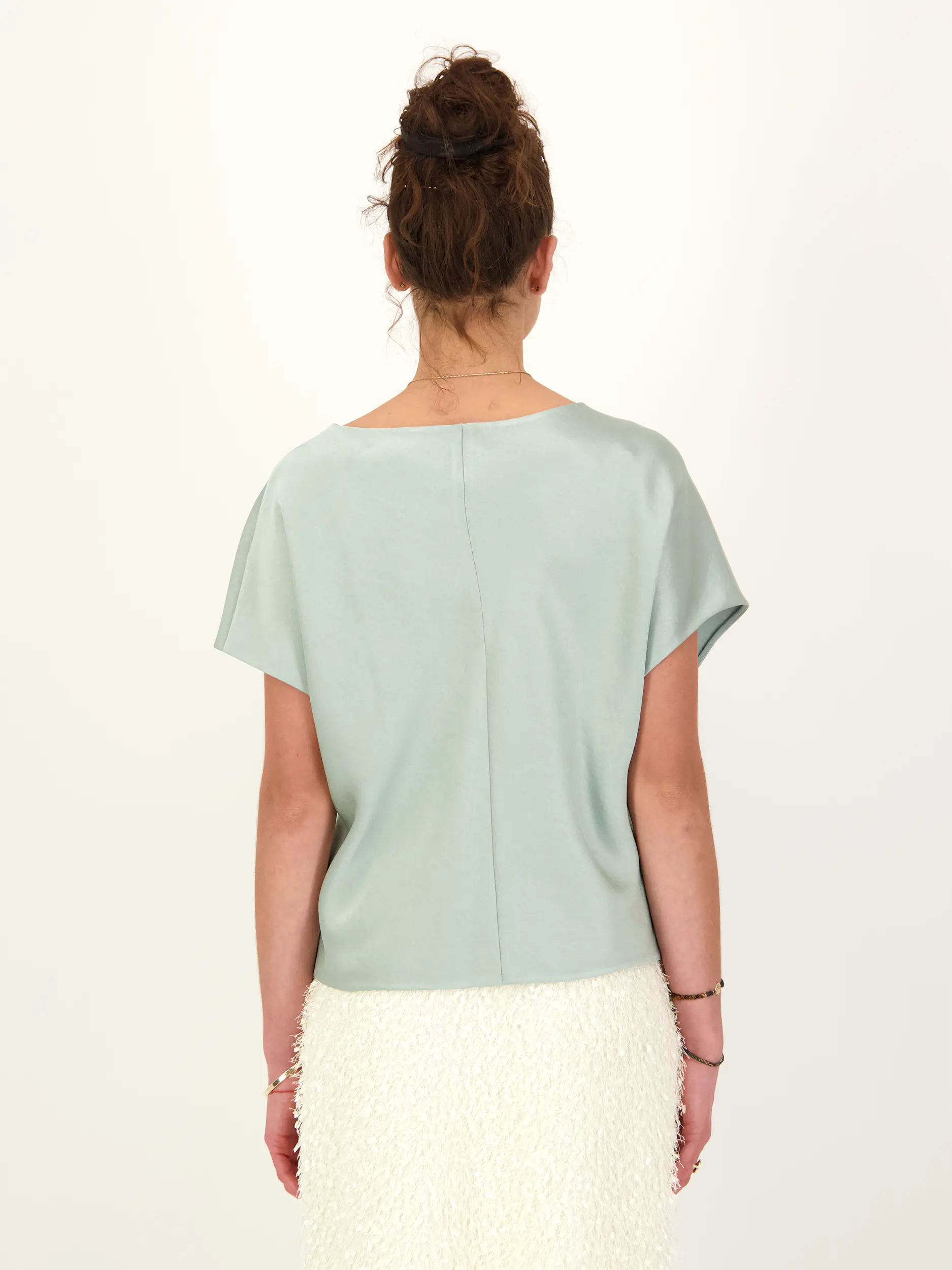 Satinbluse kurzarm - Artikel Rückseite getragen von einem Modell - Farbe: Grün
