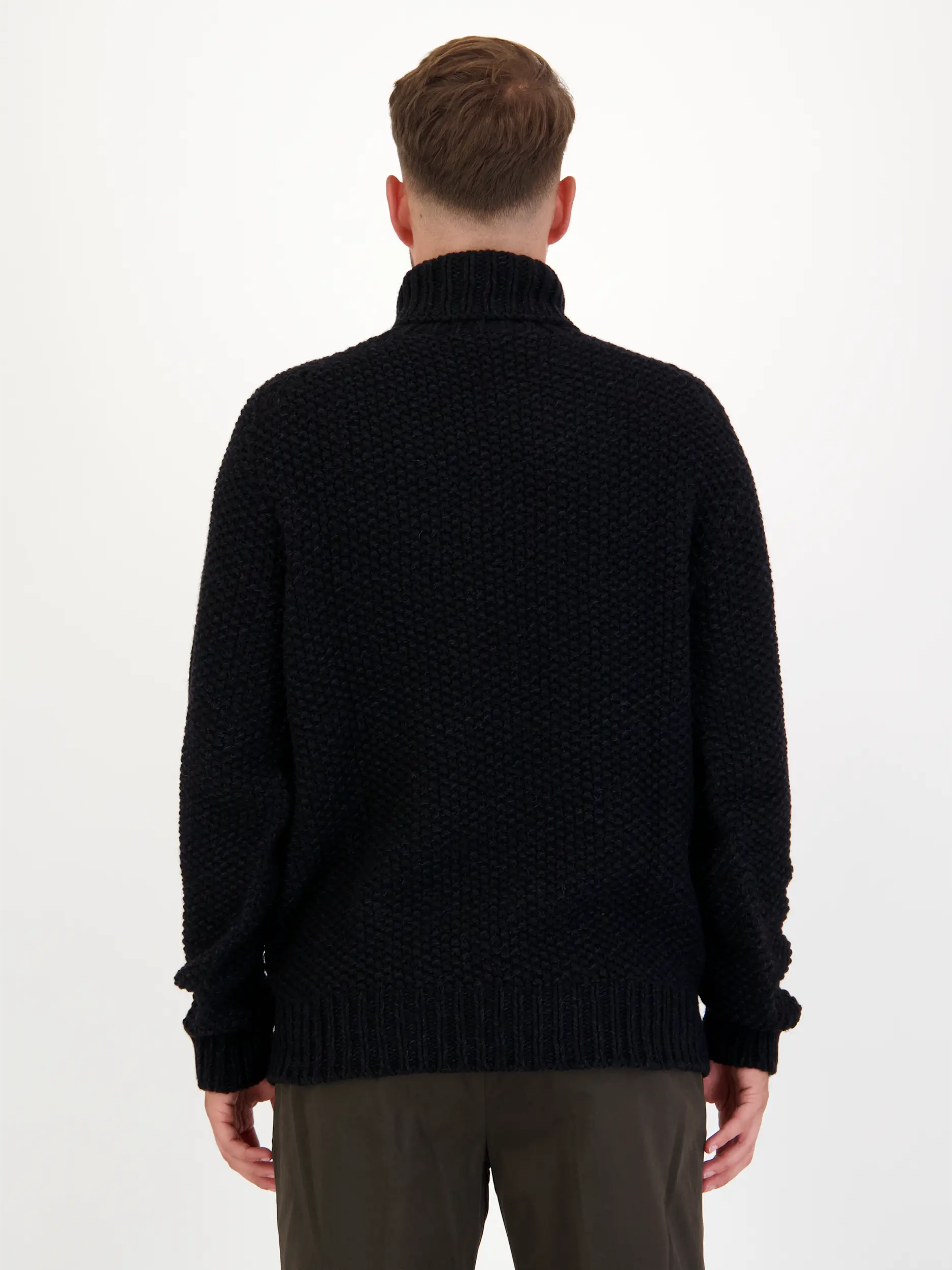 Rollkragenpullover 'Finar' aus Woll-Mix langarm - Artikel Rückseite getragen von einem Modell - Farbe: Schwarz