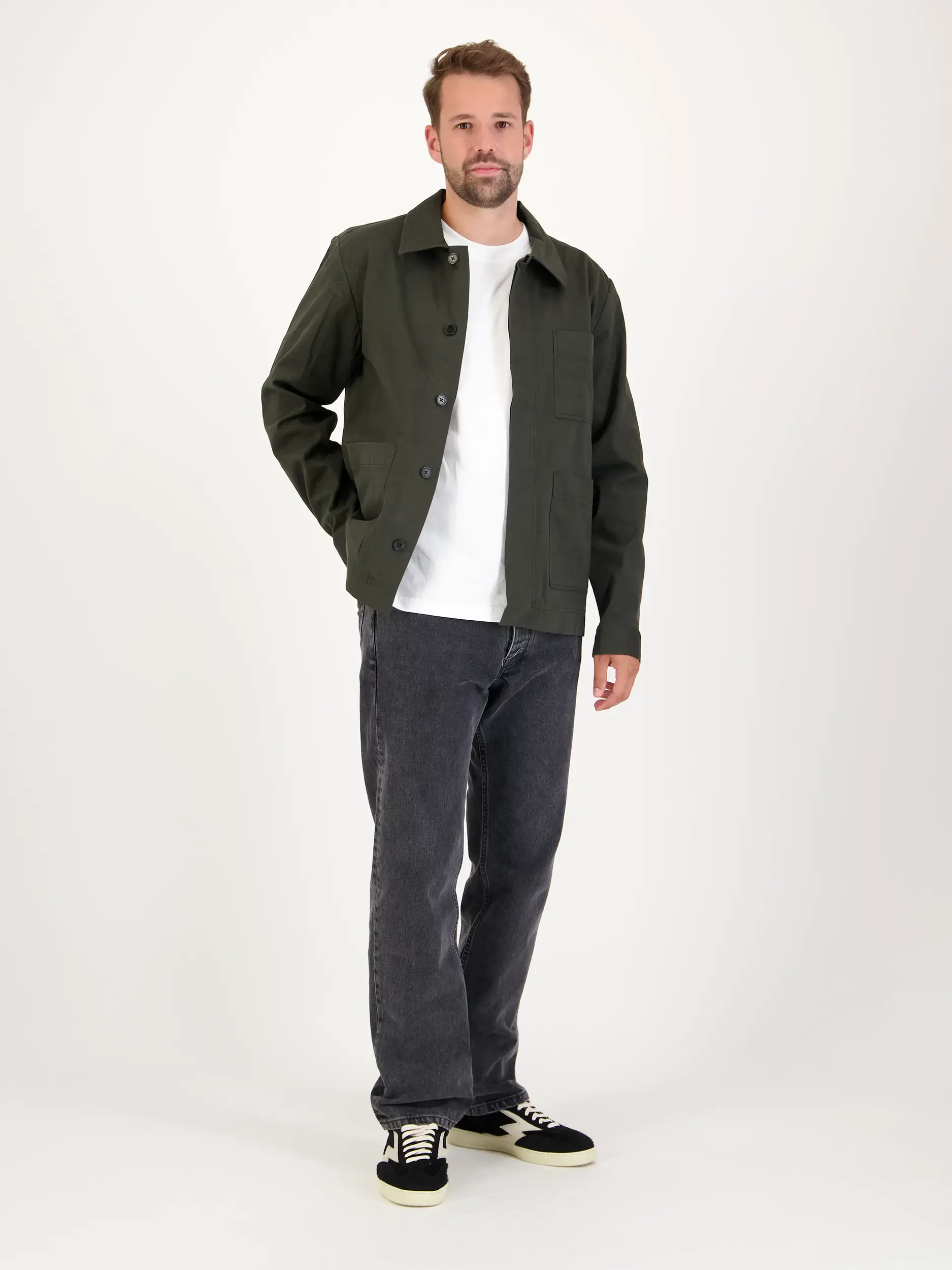 Overshirt 'Olav' - Artikel Teil eines Outfits getragen von einem Modell - Farbe: Grün
