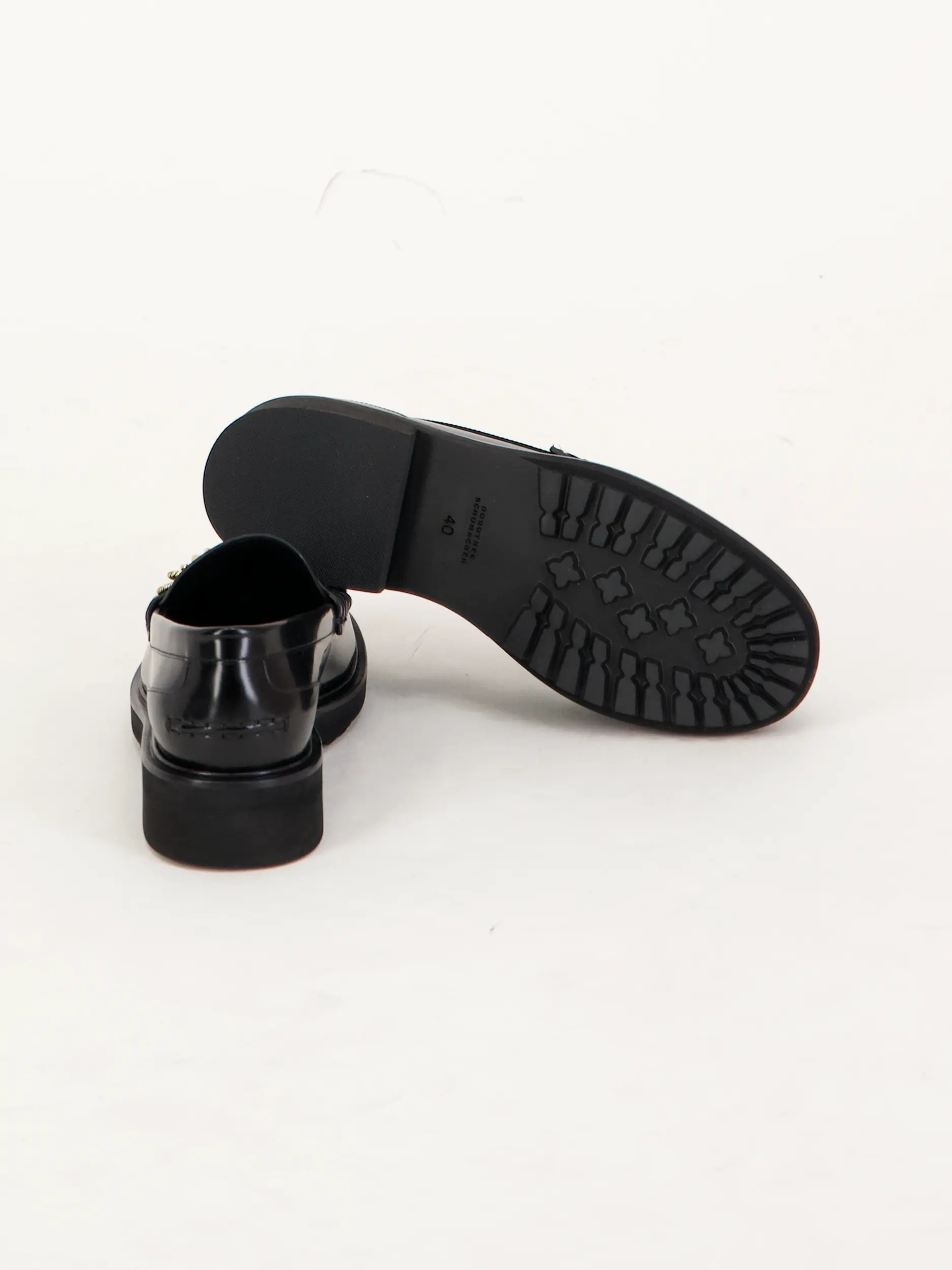 Loafer 'Subtle Shine' aus Glattleder - Artikel Rückseite getragen von einem Modell - Farbe: Schwarz