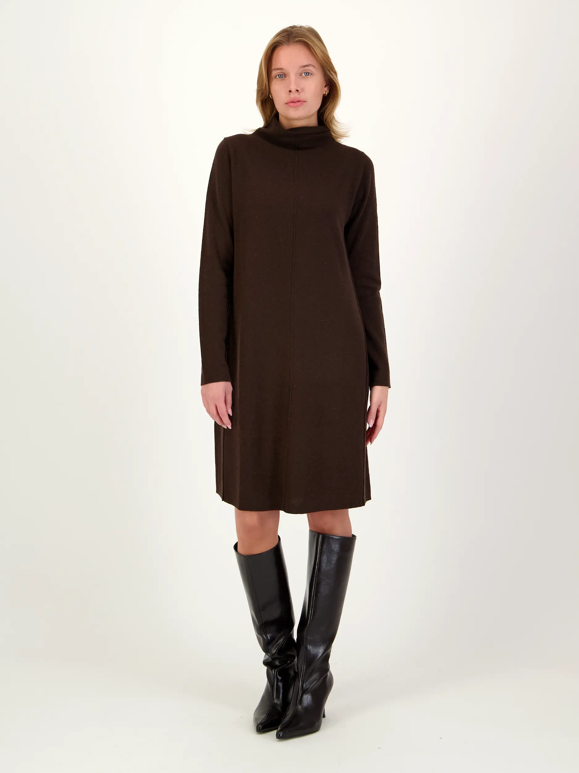Midi Wollkleid langarm - Artikel Vorderseite getragen von einem Modell - Farbe: Braun
