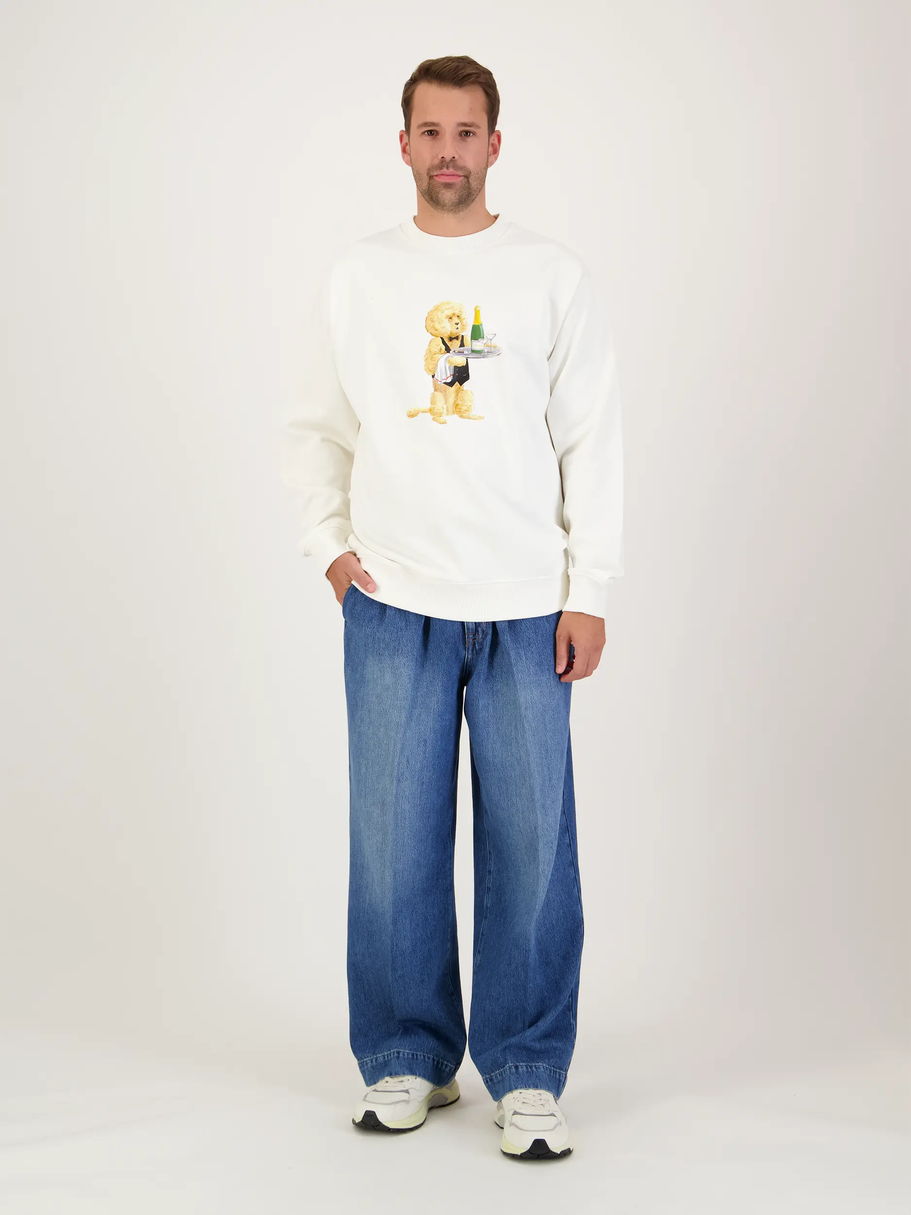 Sweatshirt 'Poodle' - Artikel Teil eines Outfits getragen von einem Modell - Farbe: Beige