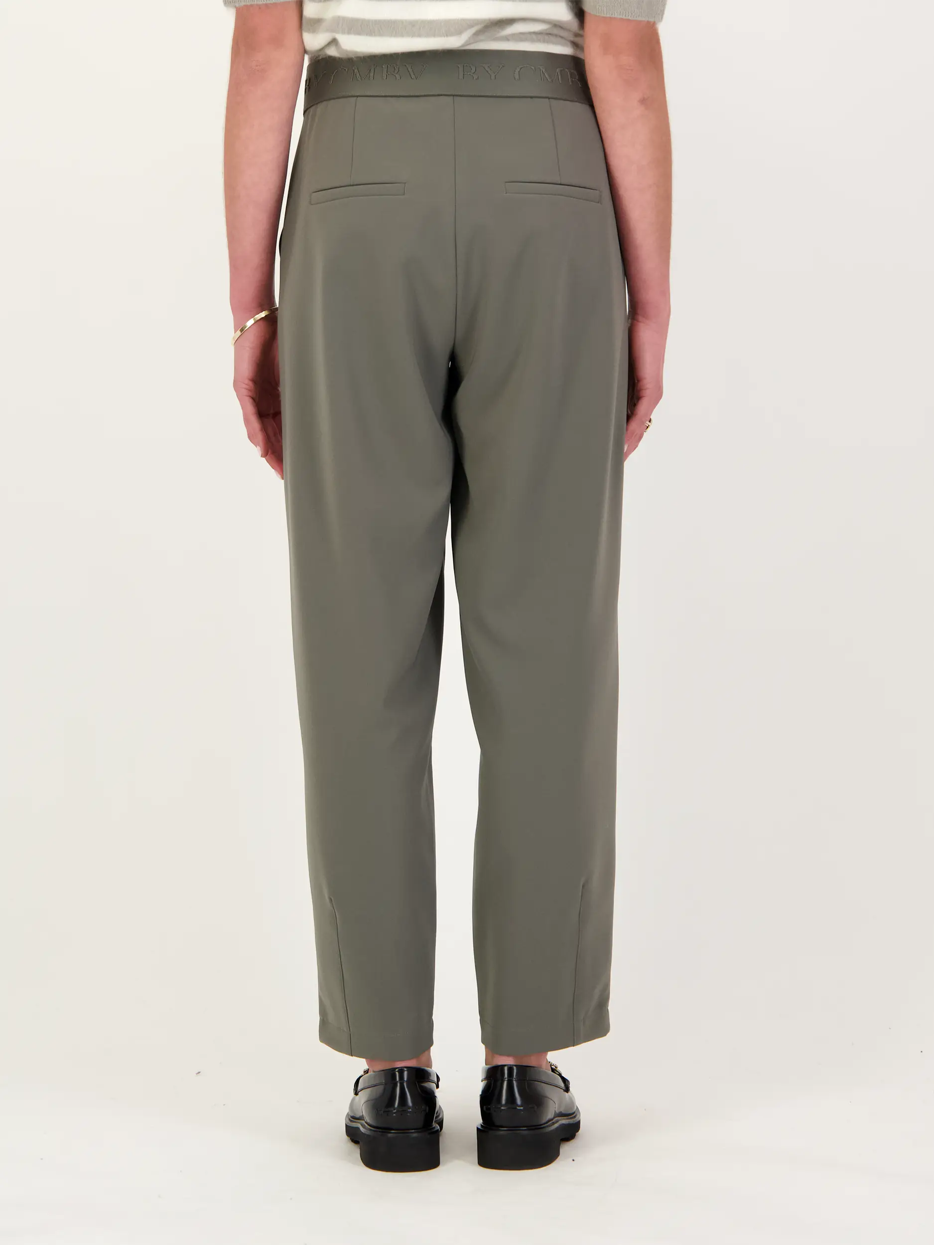 Hose 'Elena' - Artikel Rückseite getragen von einem Modell - Farbe: Grün