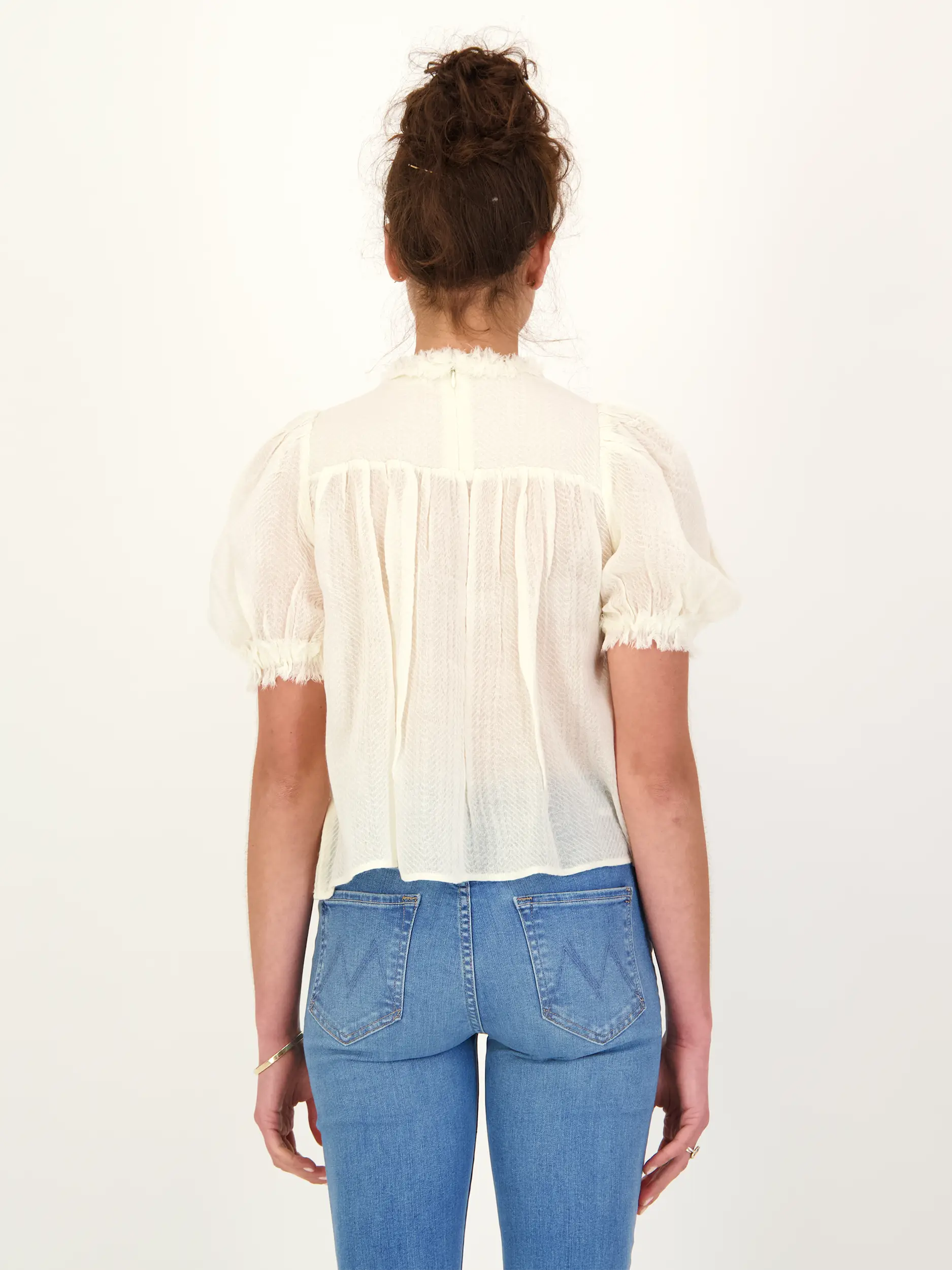 Bluse 'Karlyn' aus Wolle mit Raffungen 3/4 Arm - Artikel Rückseite getragen von einem Modell - Farbe: Creme