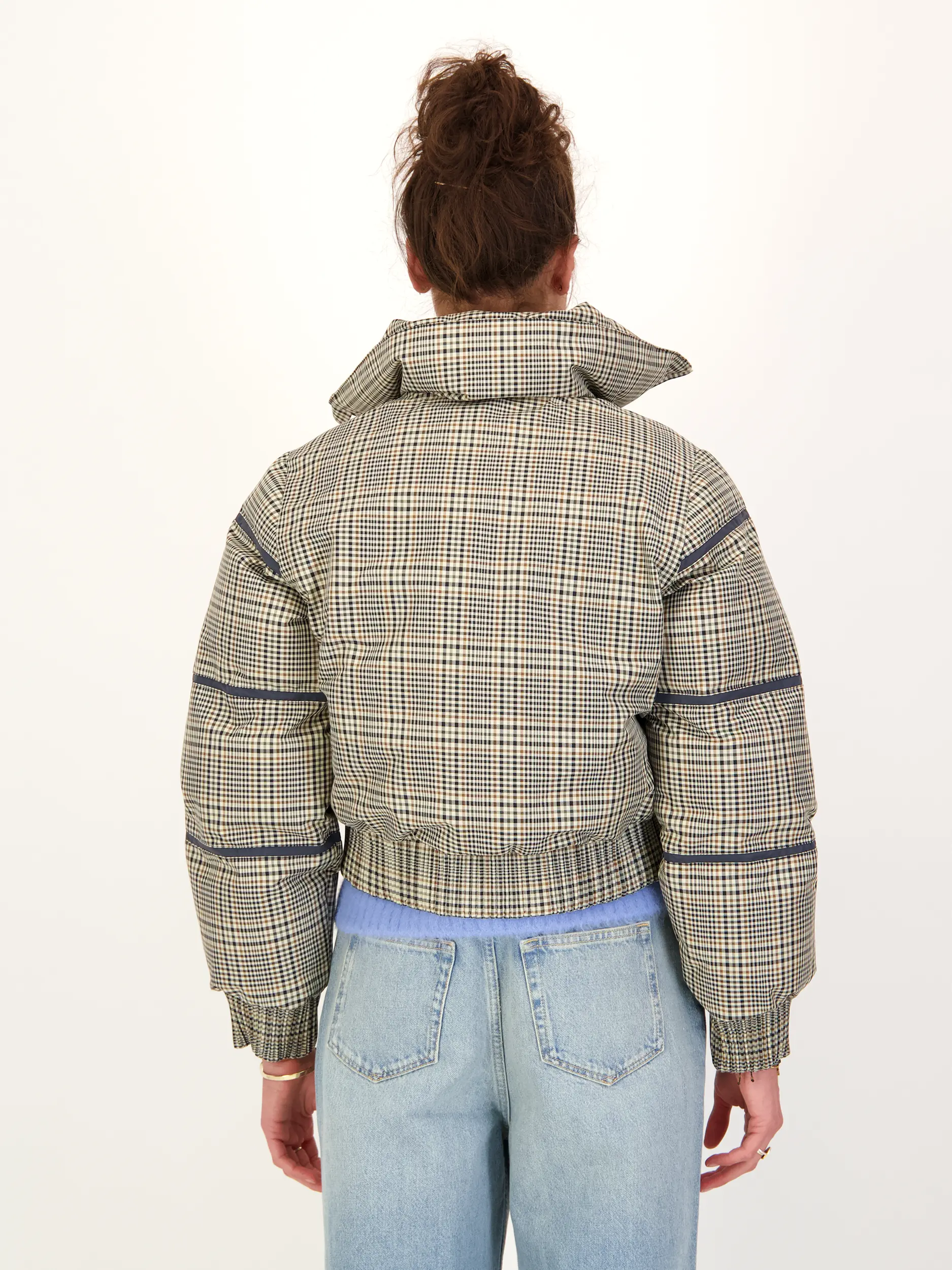 Daunenjacke 'Amaya' - Artikel Rückseite getragen von einem Modell - Farbe: Grau