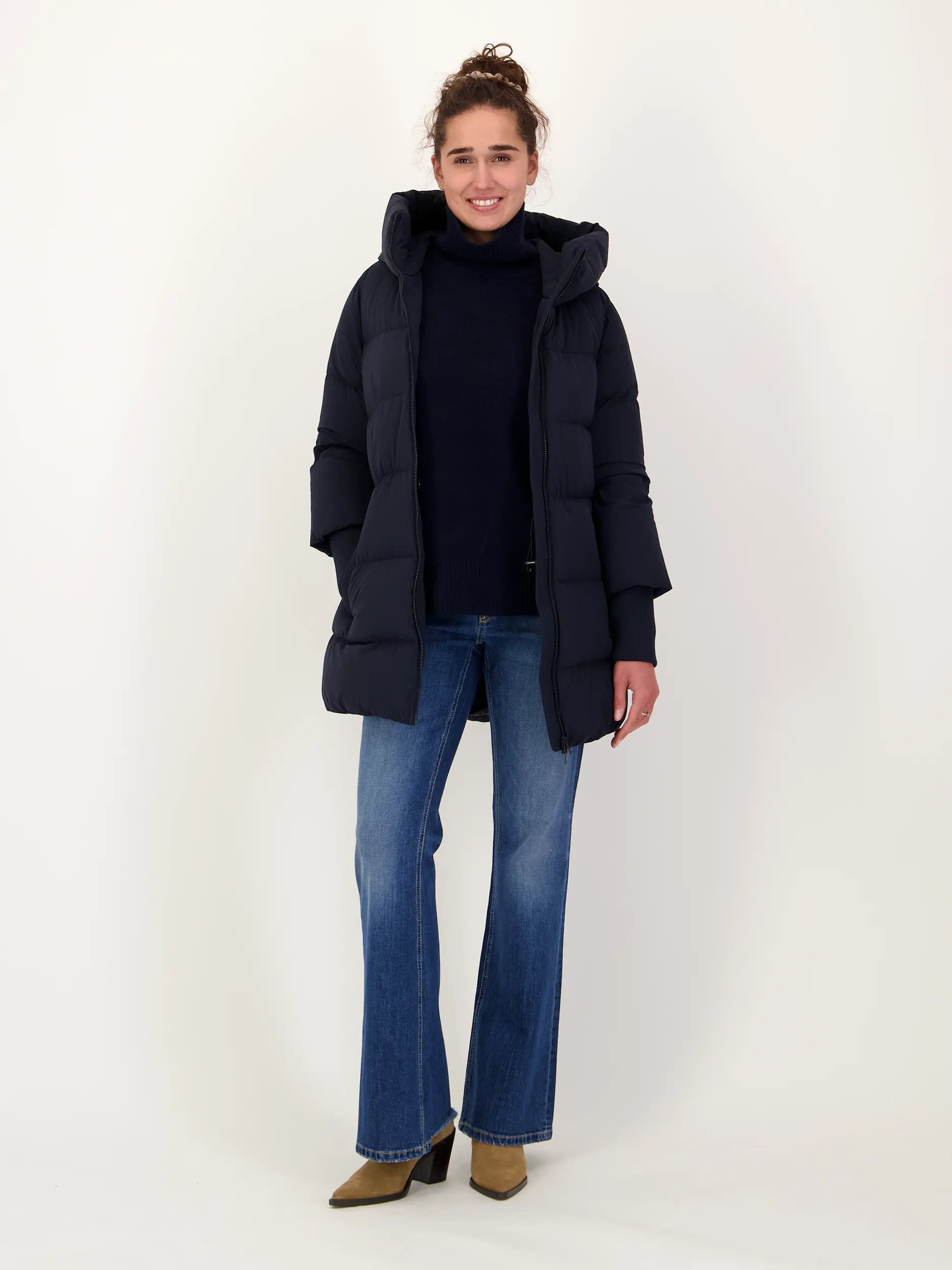 Daunenjacke 'Cloud Madison' - Artikel Teil eines Outfits getragen von einem Modell - Farbe: Blau
