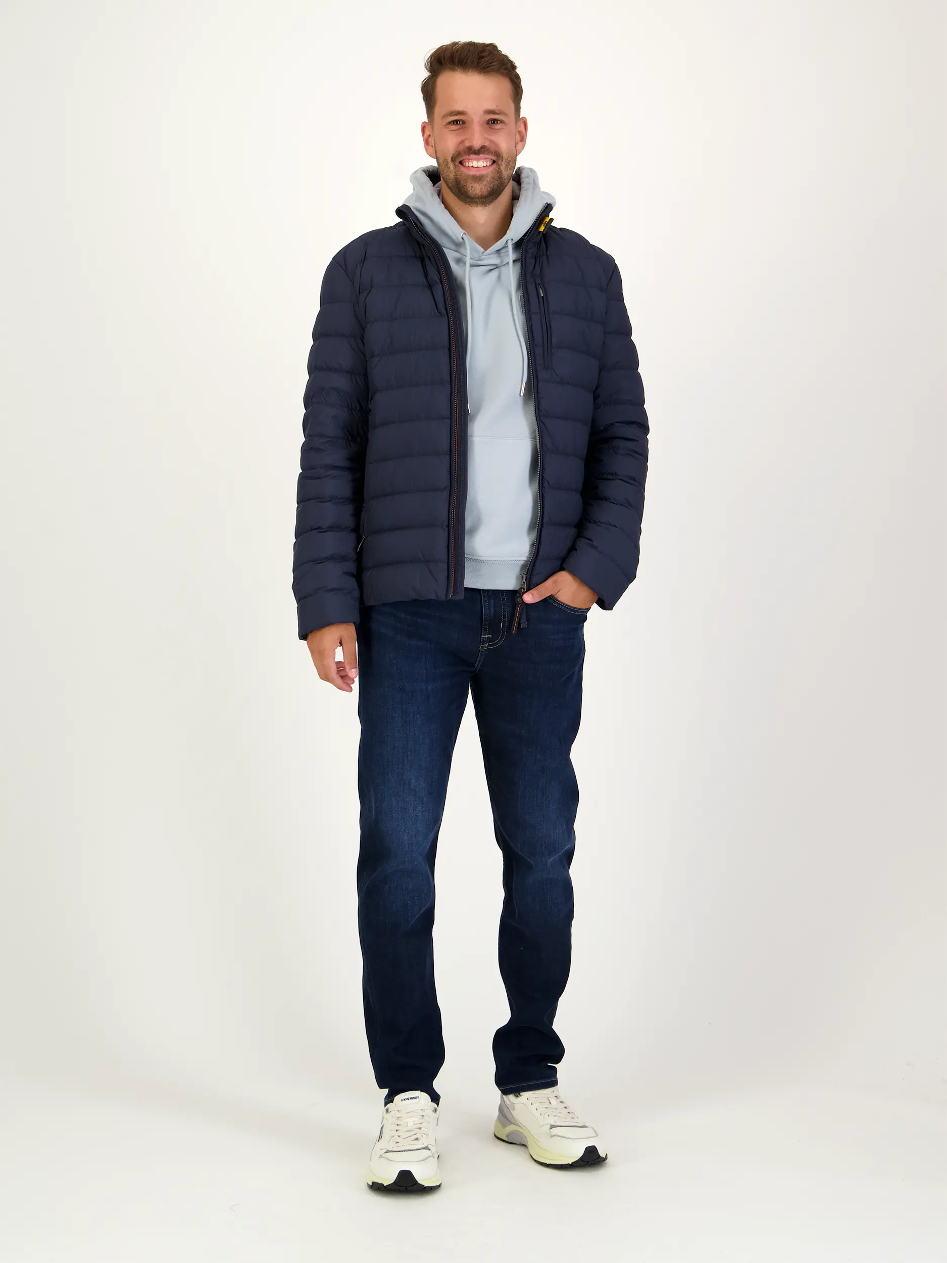 Sweatshirt - Artikel Teil eines Outfits getragen von einem Modell - Farbe: Blau