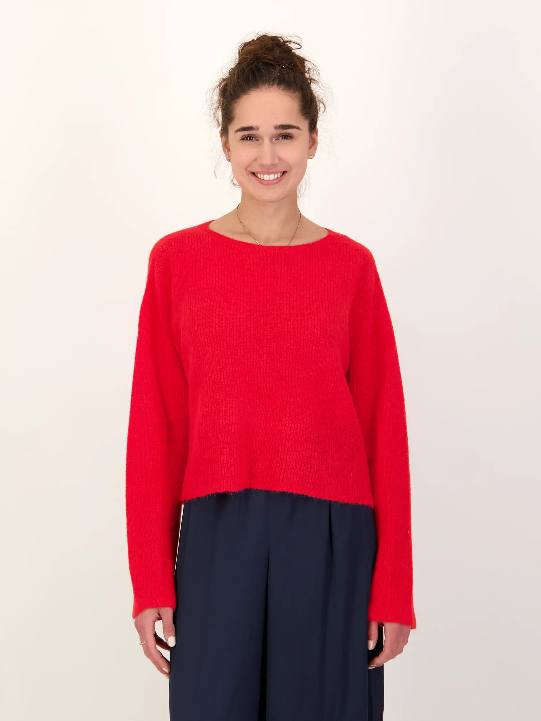 Pullover 'Imeny' langarm - Artikel Vorderseite getragen von einem Modell - Farbe: Rot