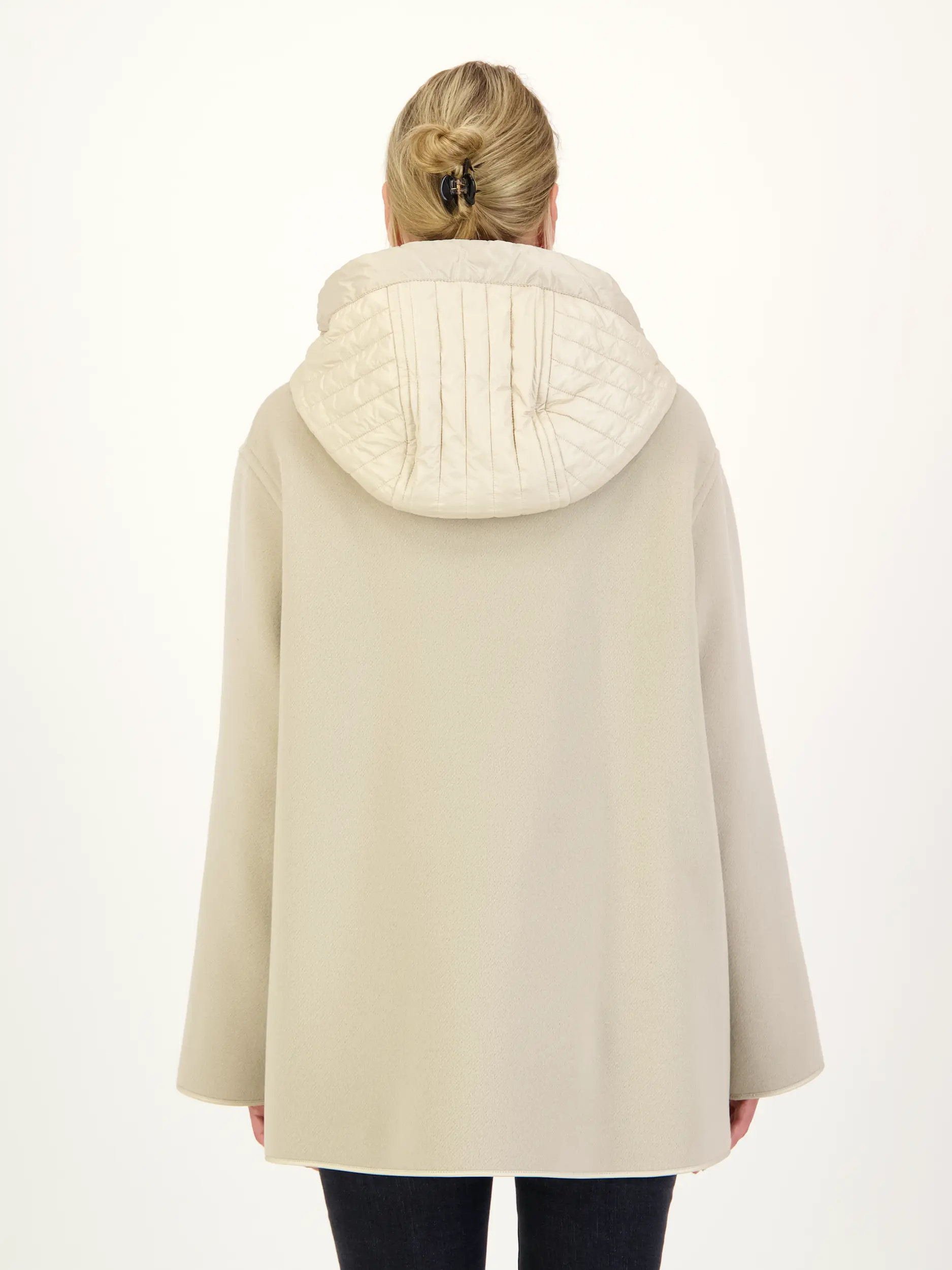 Wolljacke - Artikel Rückseite getragen von einem Modell - Farbe: Beige