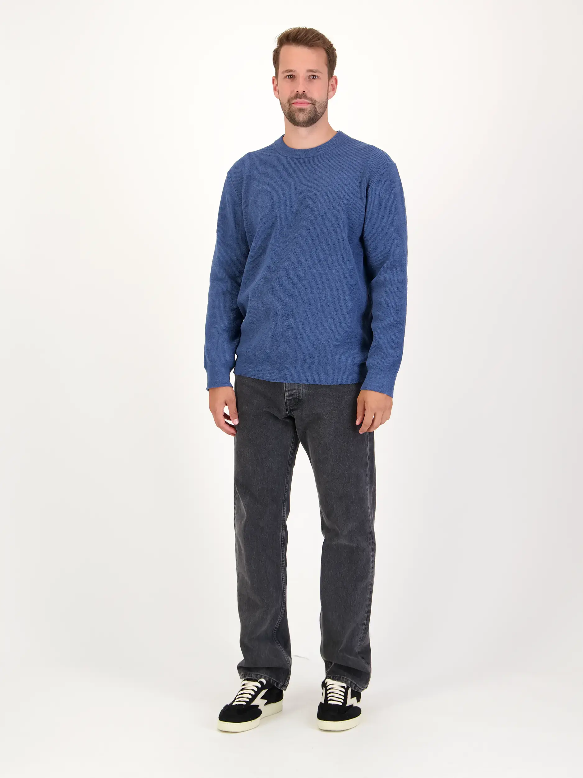Pullover 'Danny' - Artikel Teil eines Outfits getragen von einem Modell - Farbe: Blau