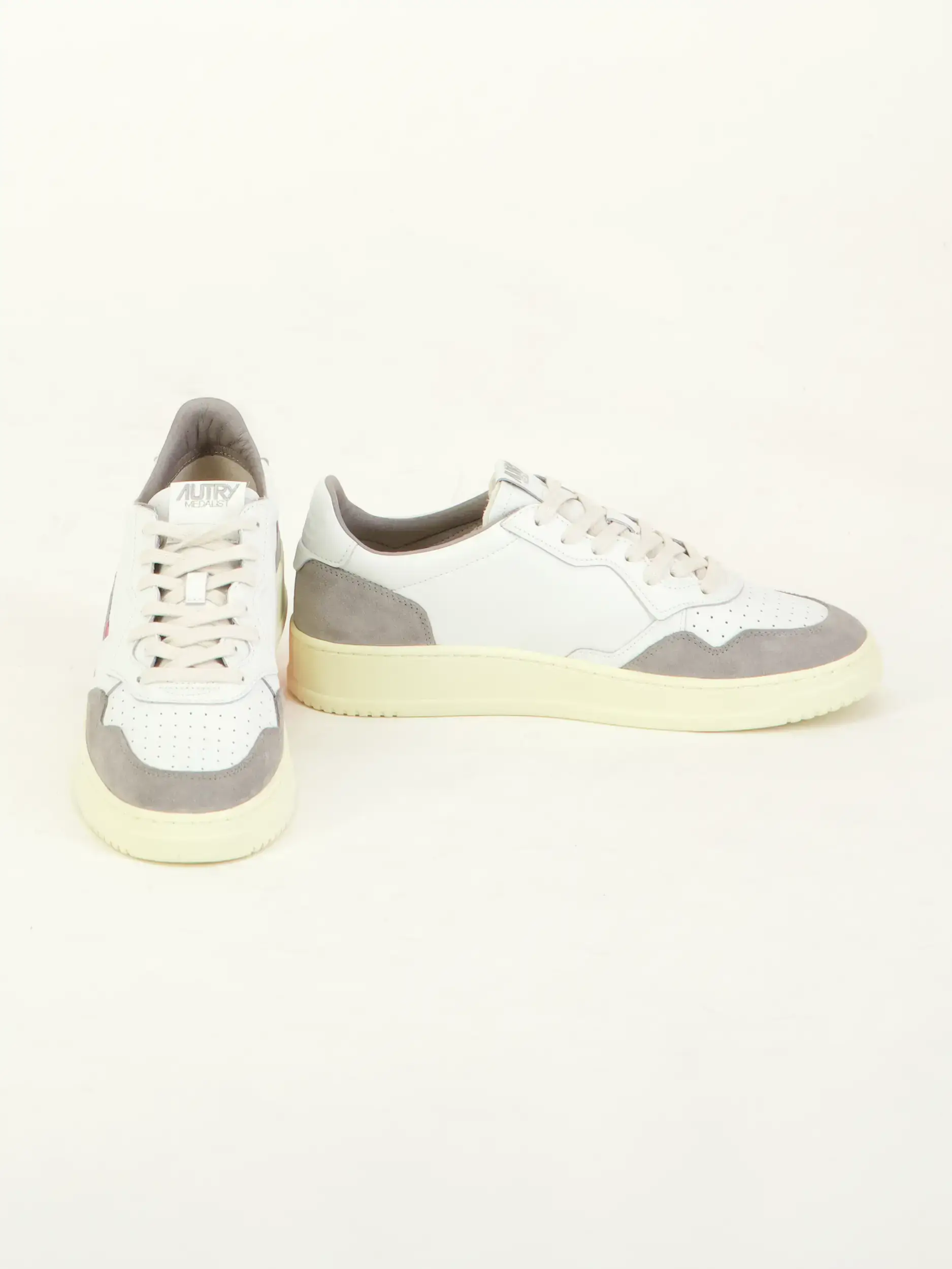 Sneaker 'Medalist' aus Leder - Artikel Vorderseite getragen von einem Modell - Farbe: Grau