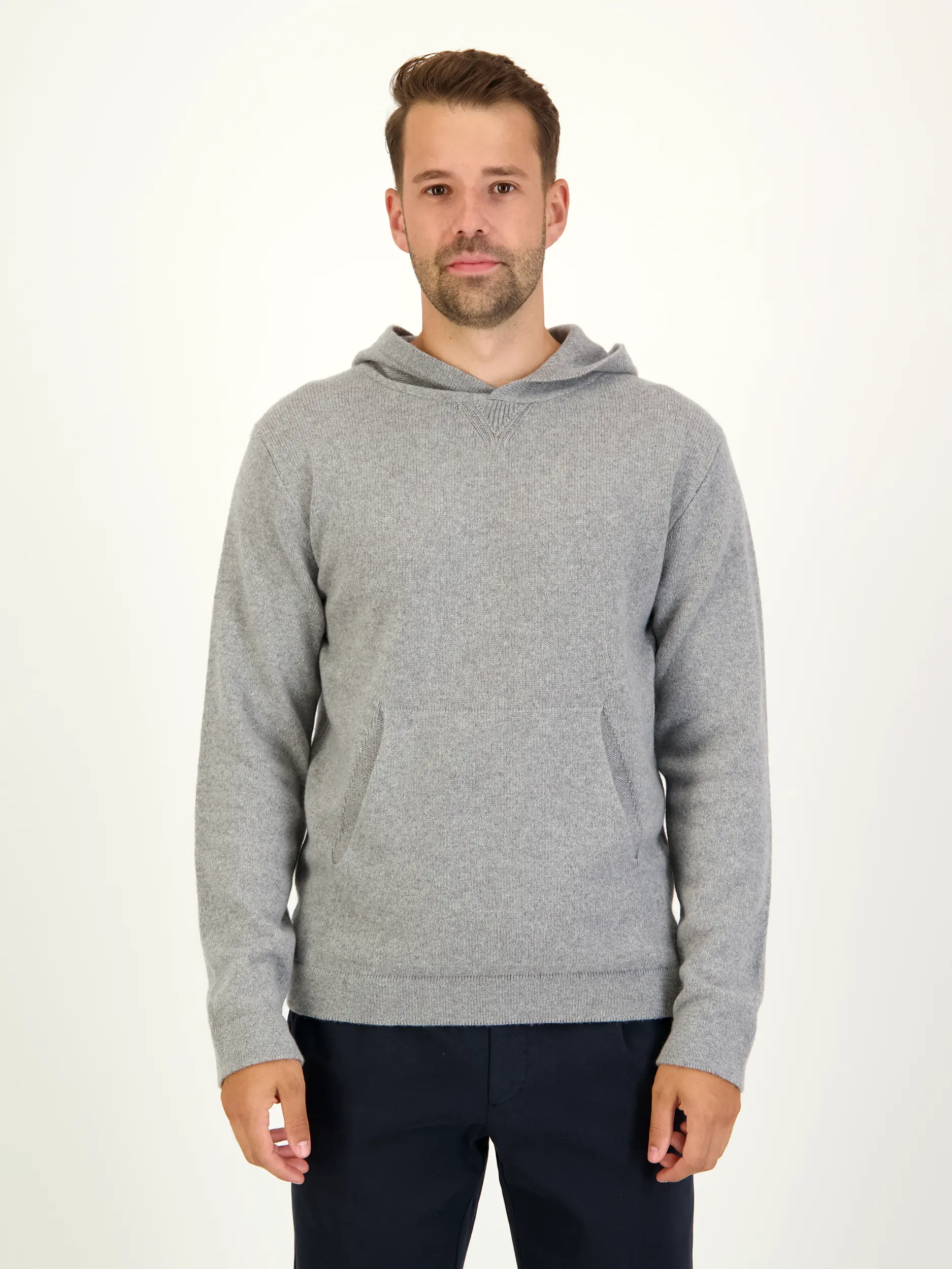 Kapuzenpullover aus Kaschmir langarm - Artikel Vorderseite getragen von einem Modell - Farbe: Grau